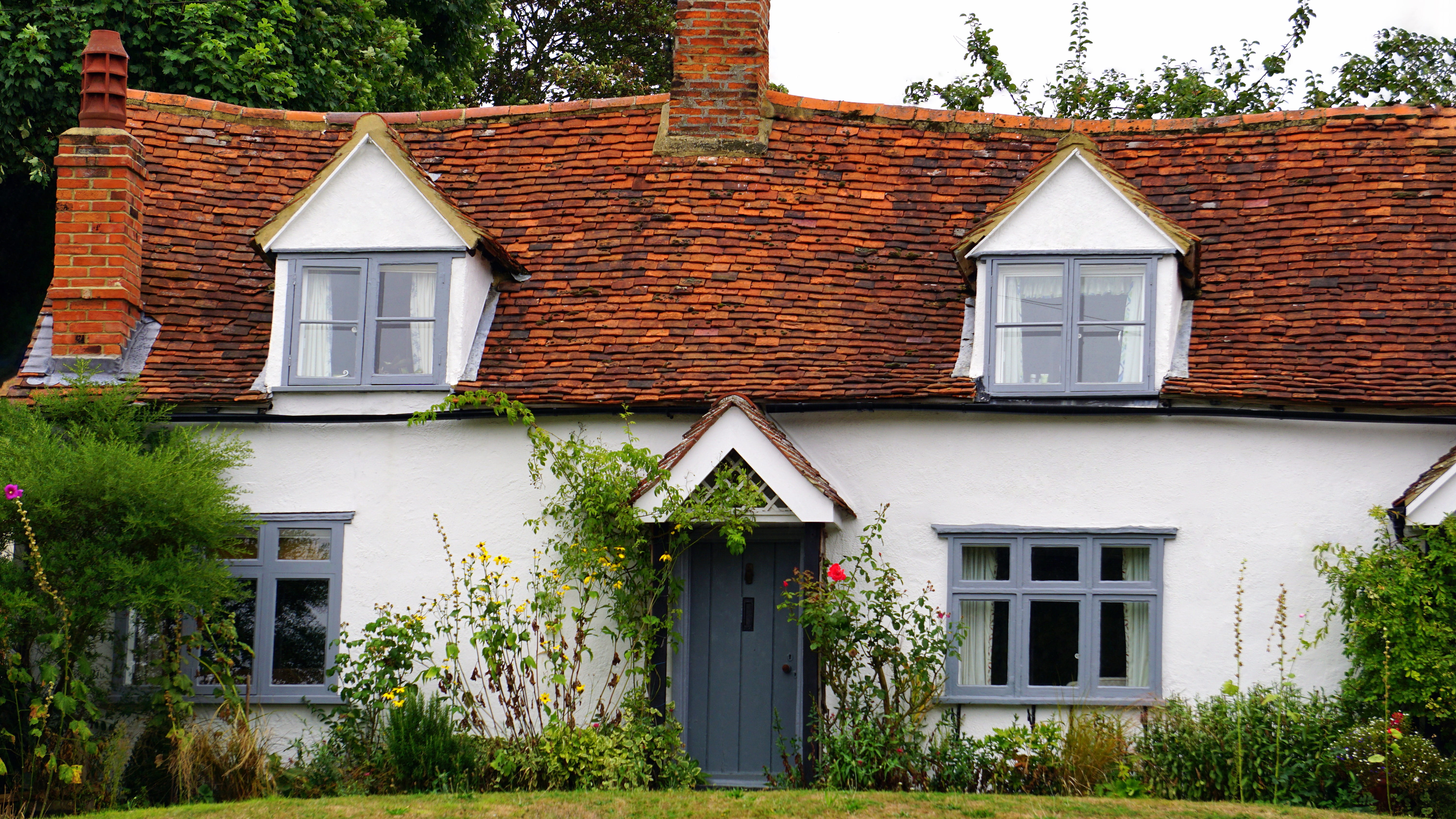 dwelling, english, bungalow, countryside, rural, home, residence, suburb, row house, design, green, white, yard, roof, day, city, country, outdoors, wood, HD Wallpaper