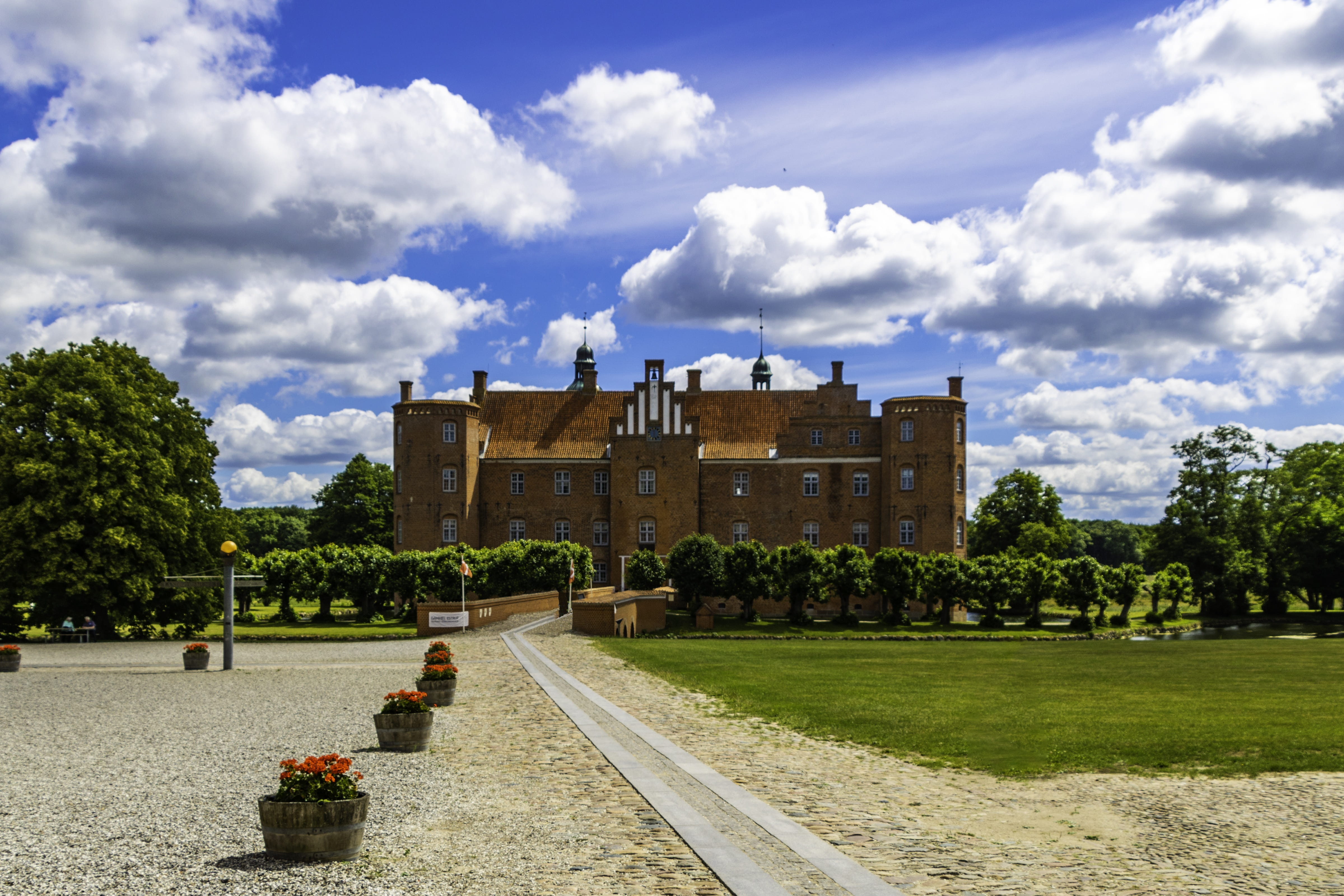 building exterior, tourism, 4K, historic, footpath, building, day, sky, city, women, group of people, tree, grass, plant, architecture, the past, museum, HD Wallpaper