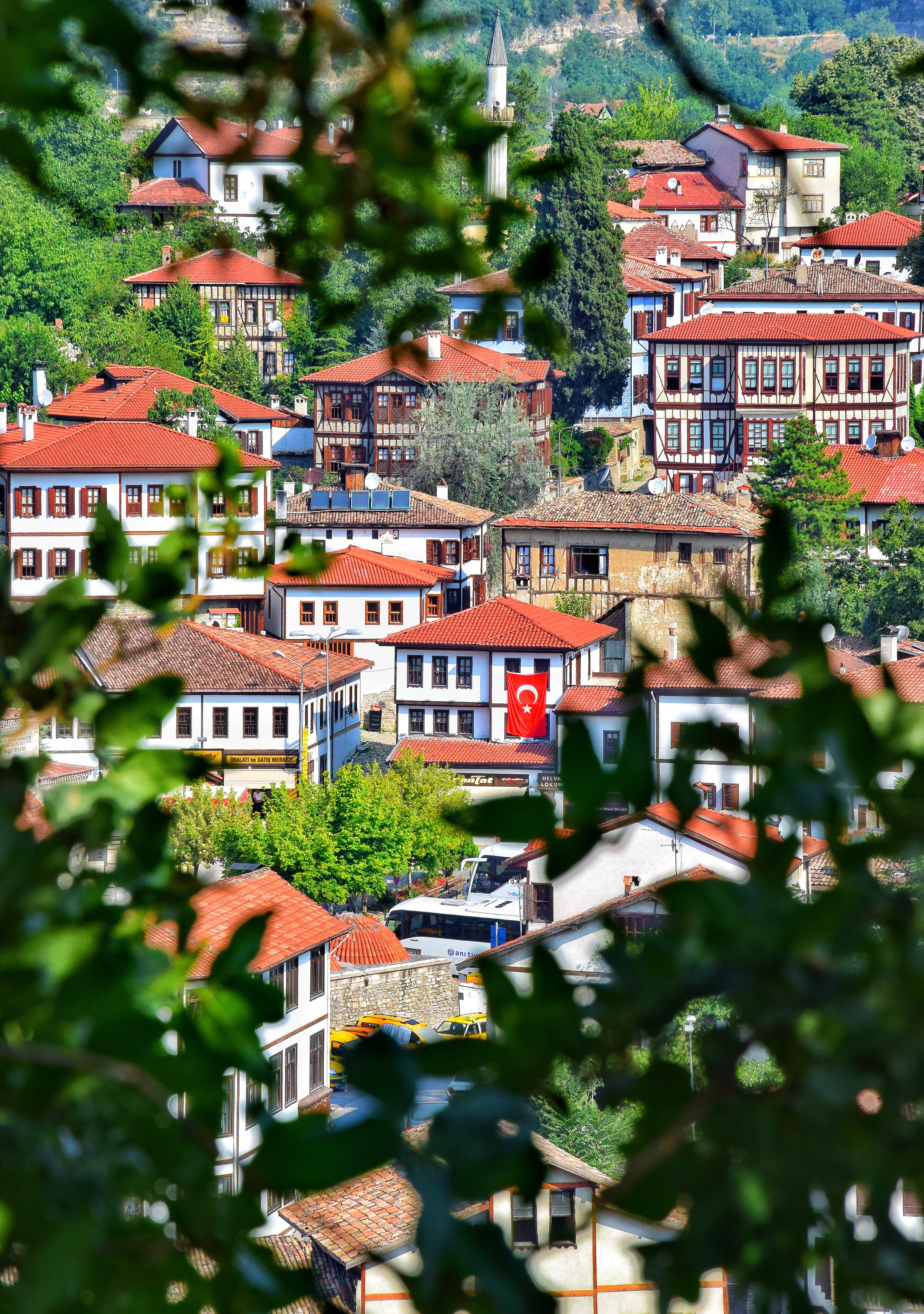 day, building exterior, 5K, architecture, mansion, wood, apartment, tree, townscape, canyon, selective focus, focus on background, background, landscape, Phone HD Wallpaper