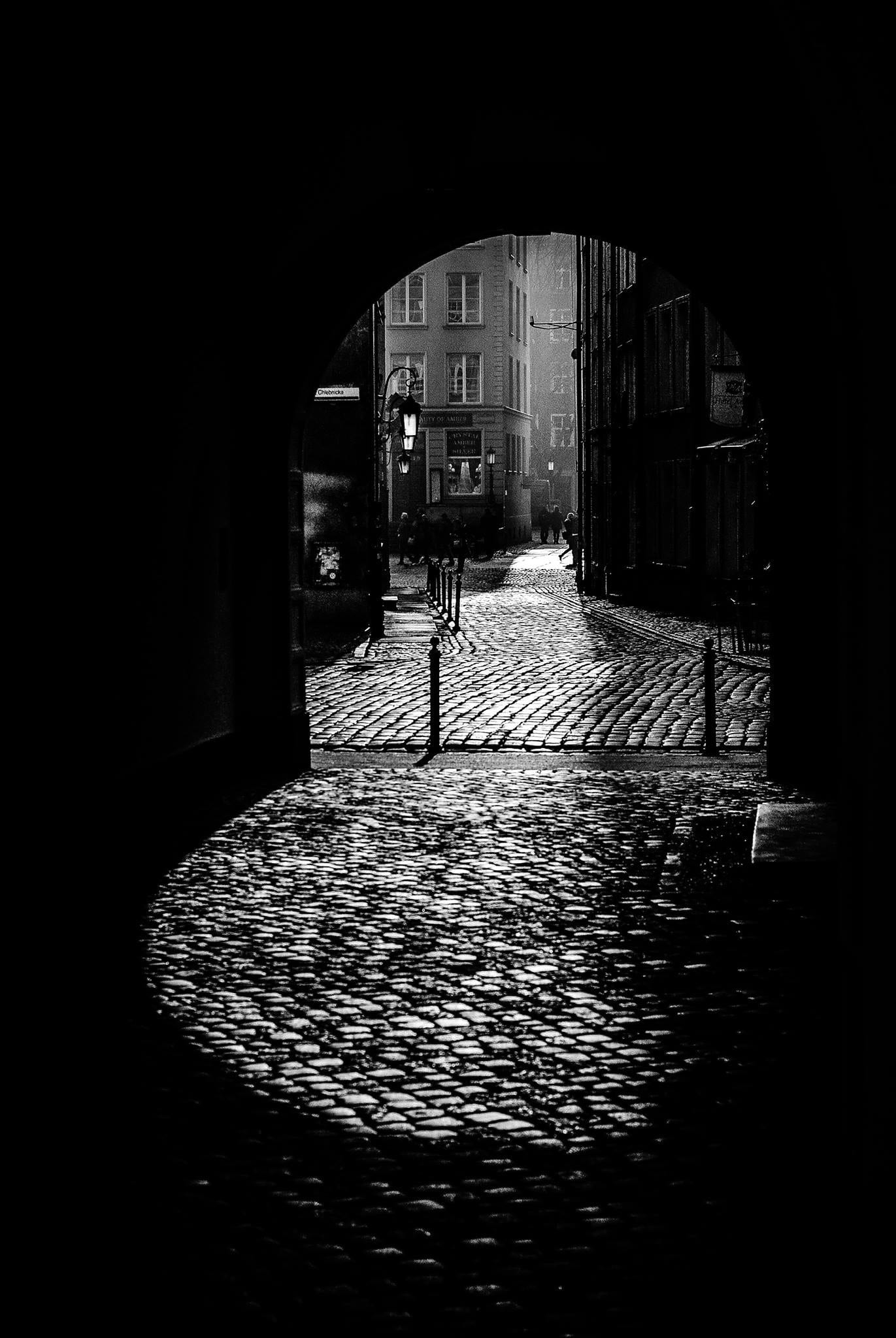 direction, city, façades, black and white, wet, street, dark street, transportation, history, silhouette, no people, arch, the way forward, rainy season, Phone HD Wallpaper