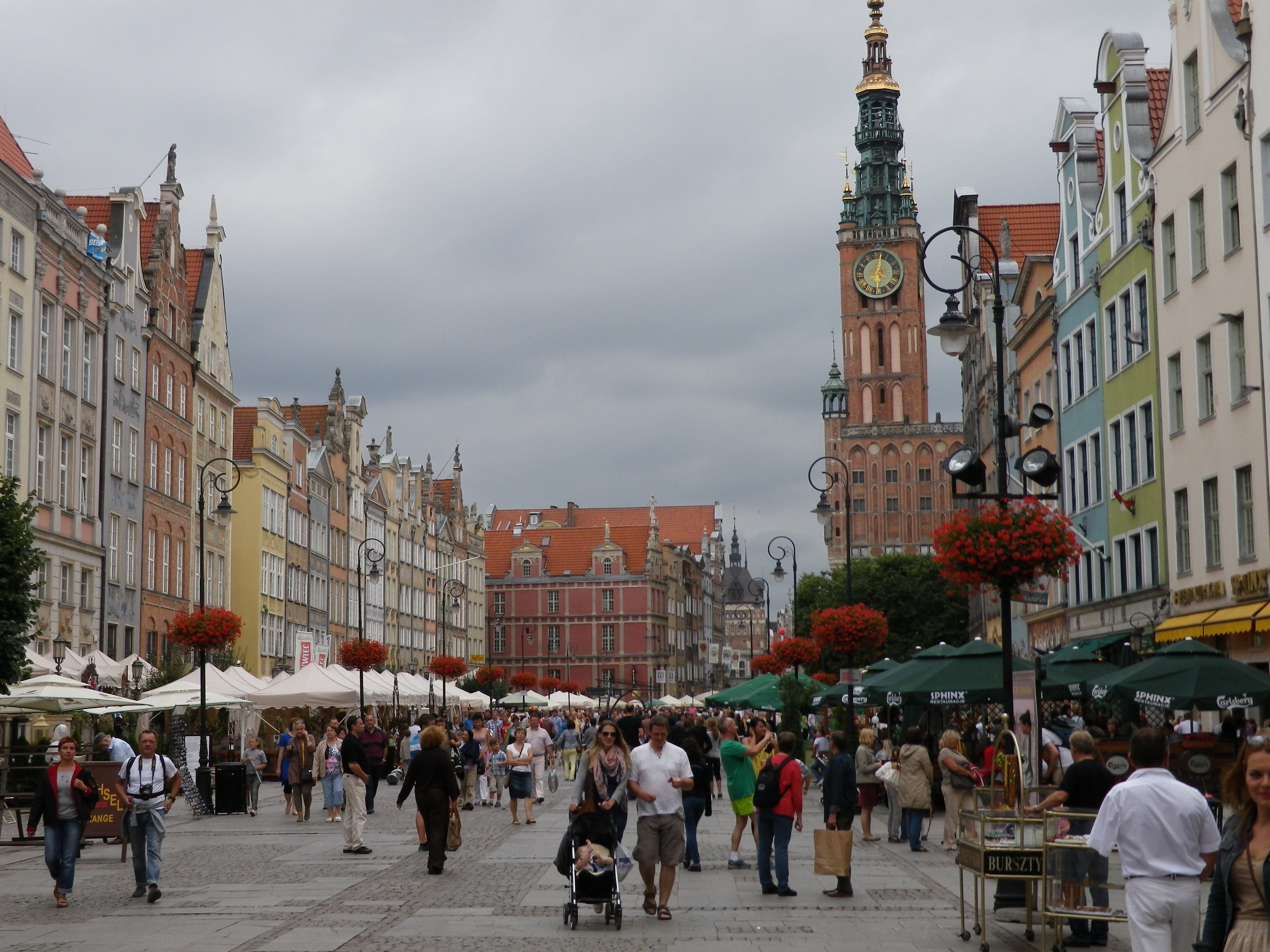 city life, built Structure, architecture, st marys church, travel destinations, building, Old Town, rest, street, kamienica, people, women, town Square, HD Wallpaper