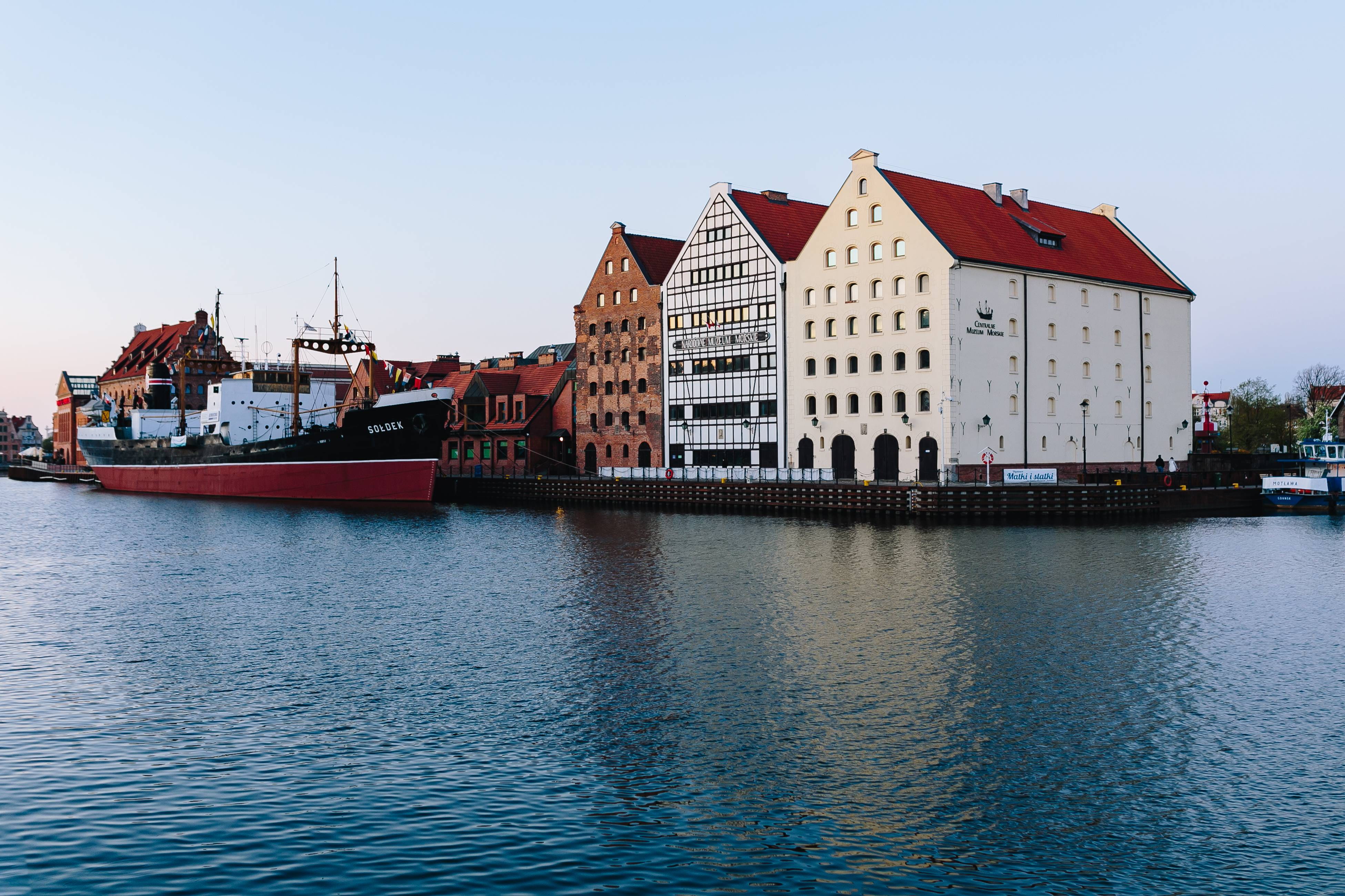 river, no people, built Structure, Poland, harbor, nautical Vessel, outdoors, house, reflection, Gdansk, nature, architecture, old town, passenger craft, HD Wallpaper