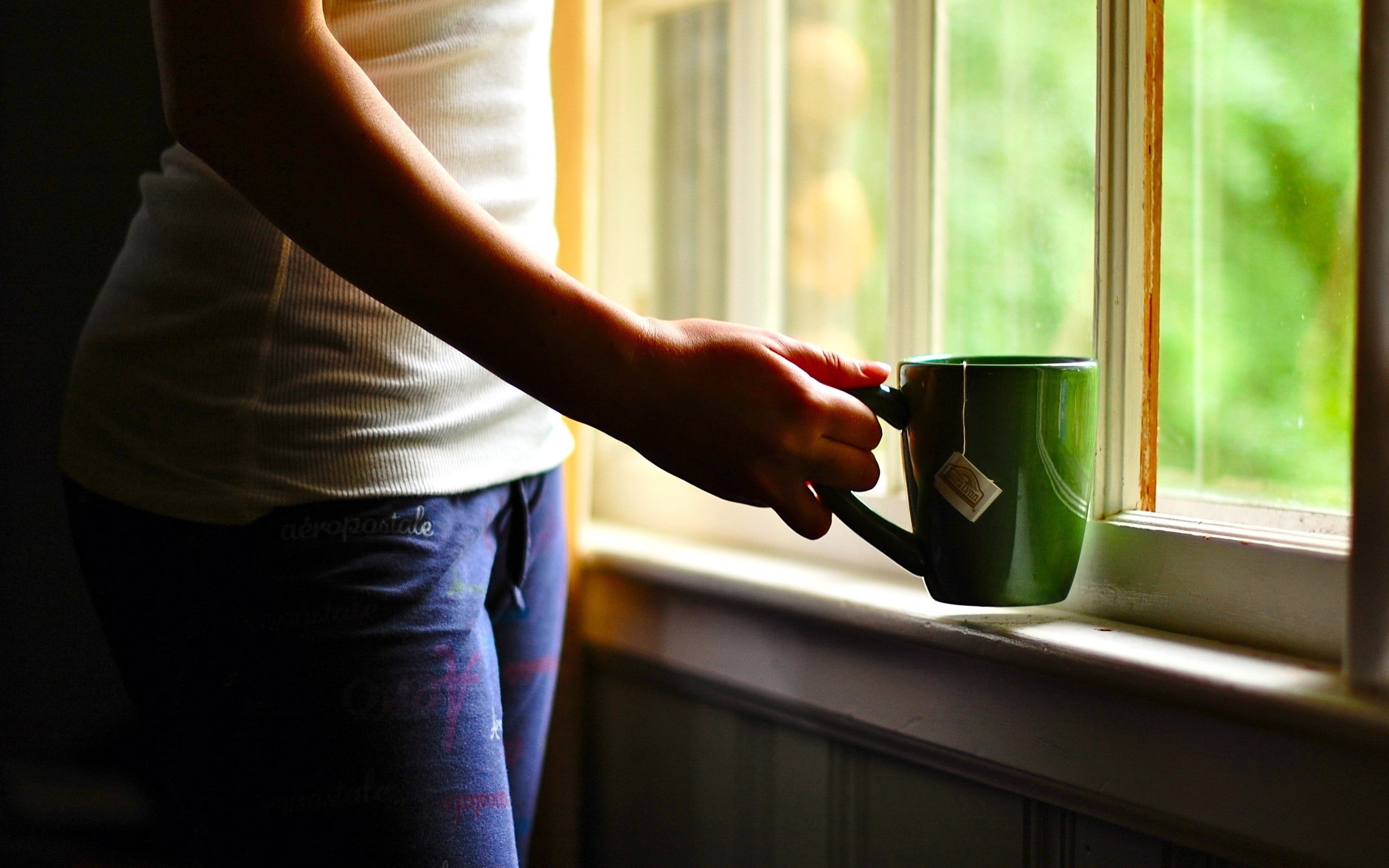 drinking, men, green, caucasian Ethnicity, mood, tea - Hot Drink, 2K, household equipment, hand, women, males, day, human Hand, domestic Life, human finger, HD Wallpaper