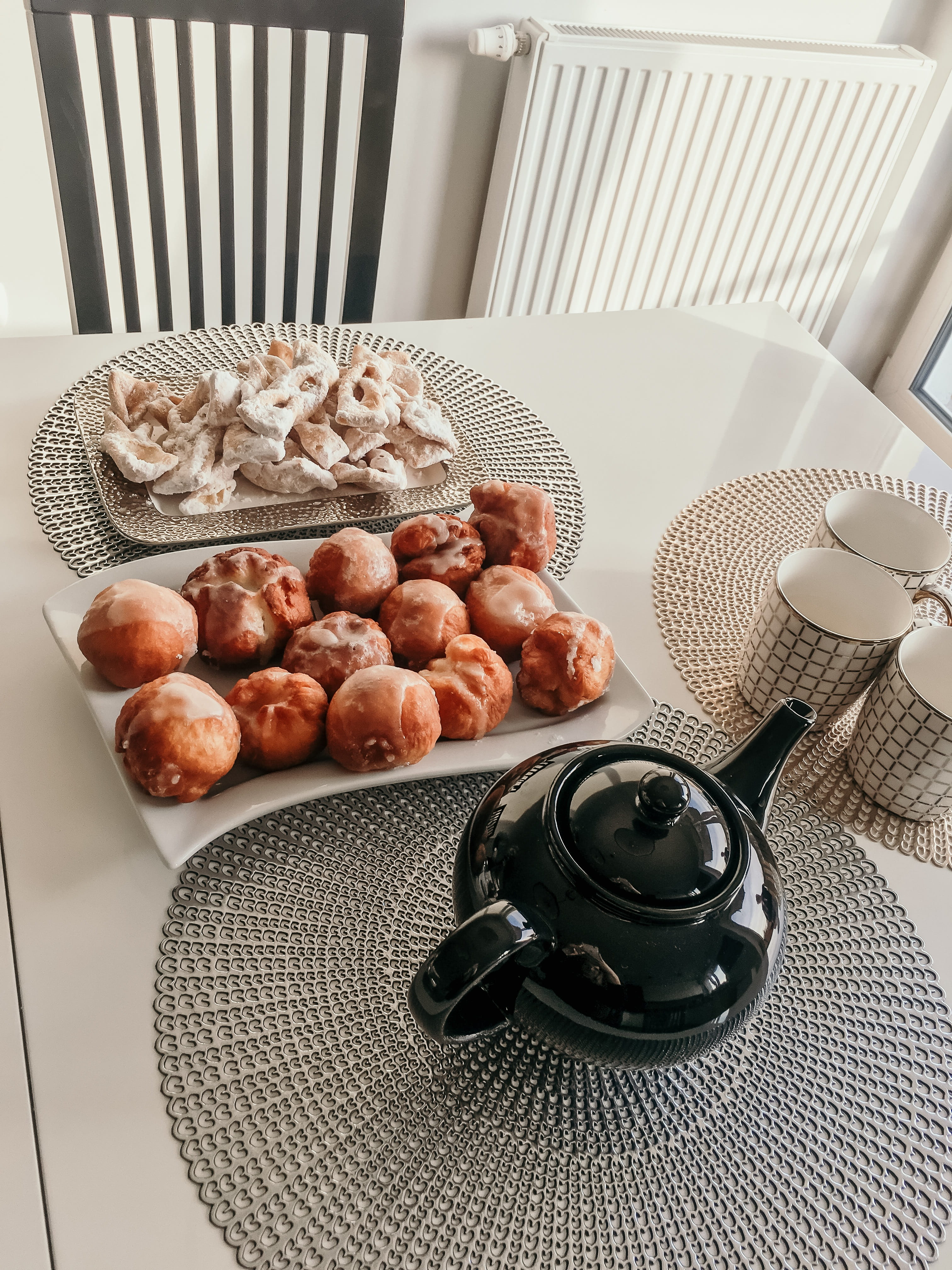 kitchen utensil, frosting, homemade donuts, container, basket, food, 4K, table, wellbeing, the feast of the, bowl, sugar, apartment, donuts, tray, sweet, Phone HD Wallpaper