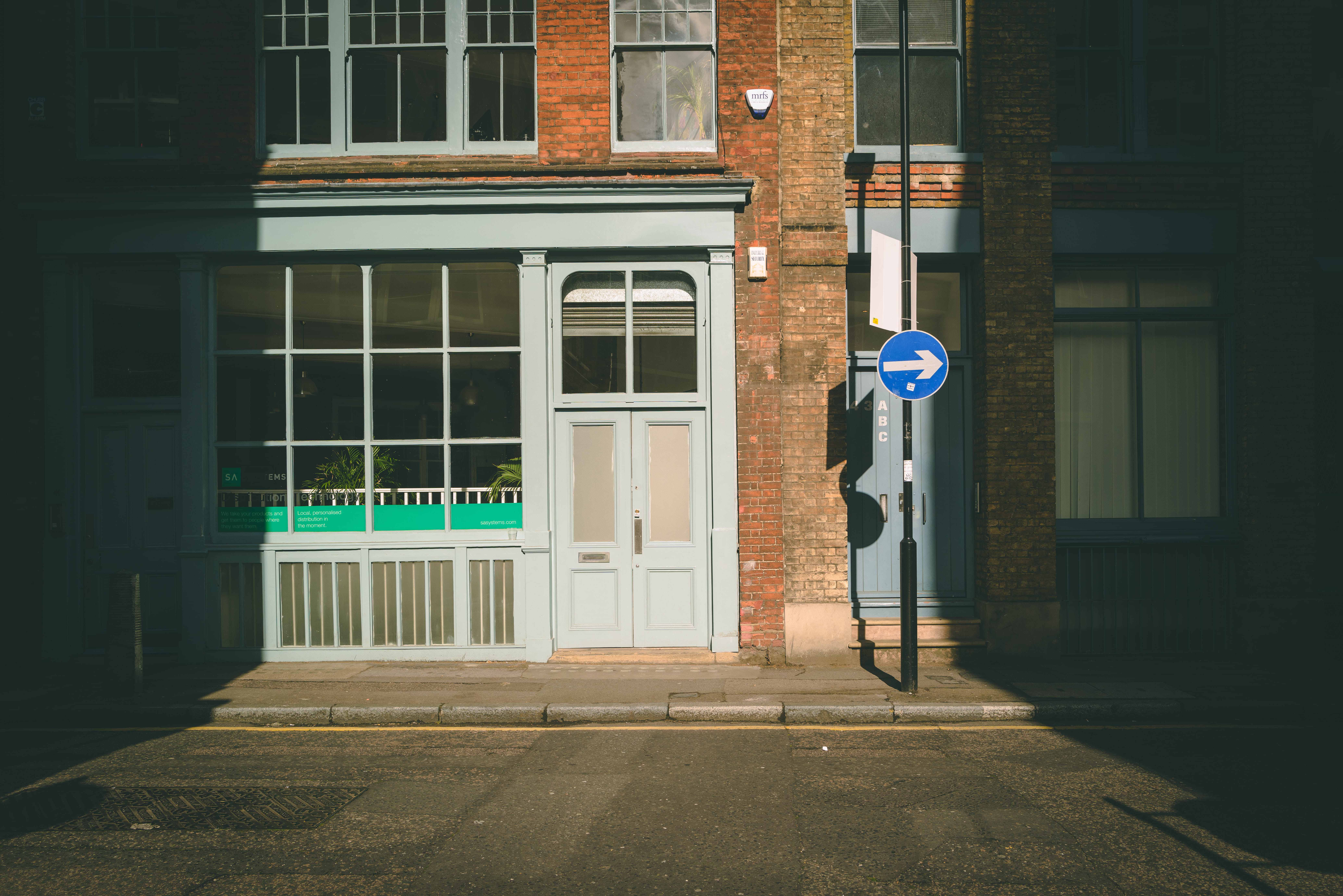 london, house, sign, uk, day, built structure, technology, window, door, terrace, architecture, 8K, glass - material, shoreditch, outdoors, footpath, tenement, HD Wallpaper