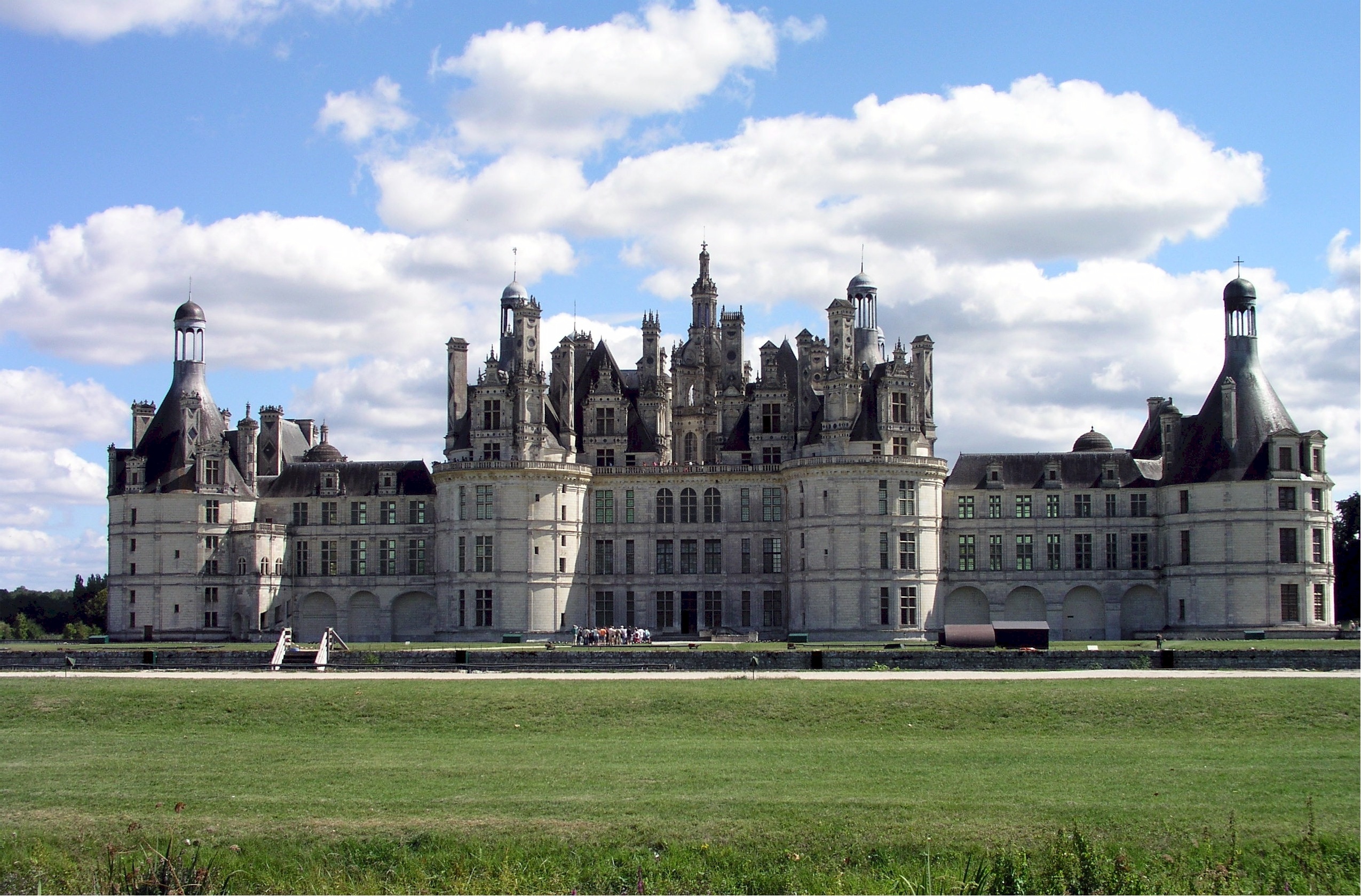 loire, luxury, lawn, grass, sky, the past, historic, built structure, city, plant, abbey, green color, palace, unesco, 1080P, french renaissance, building, HD Wallpaper