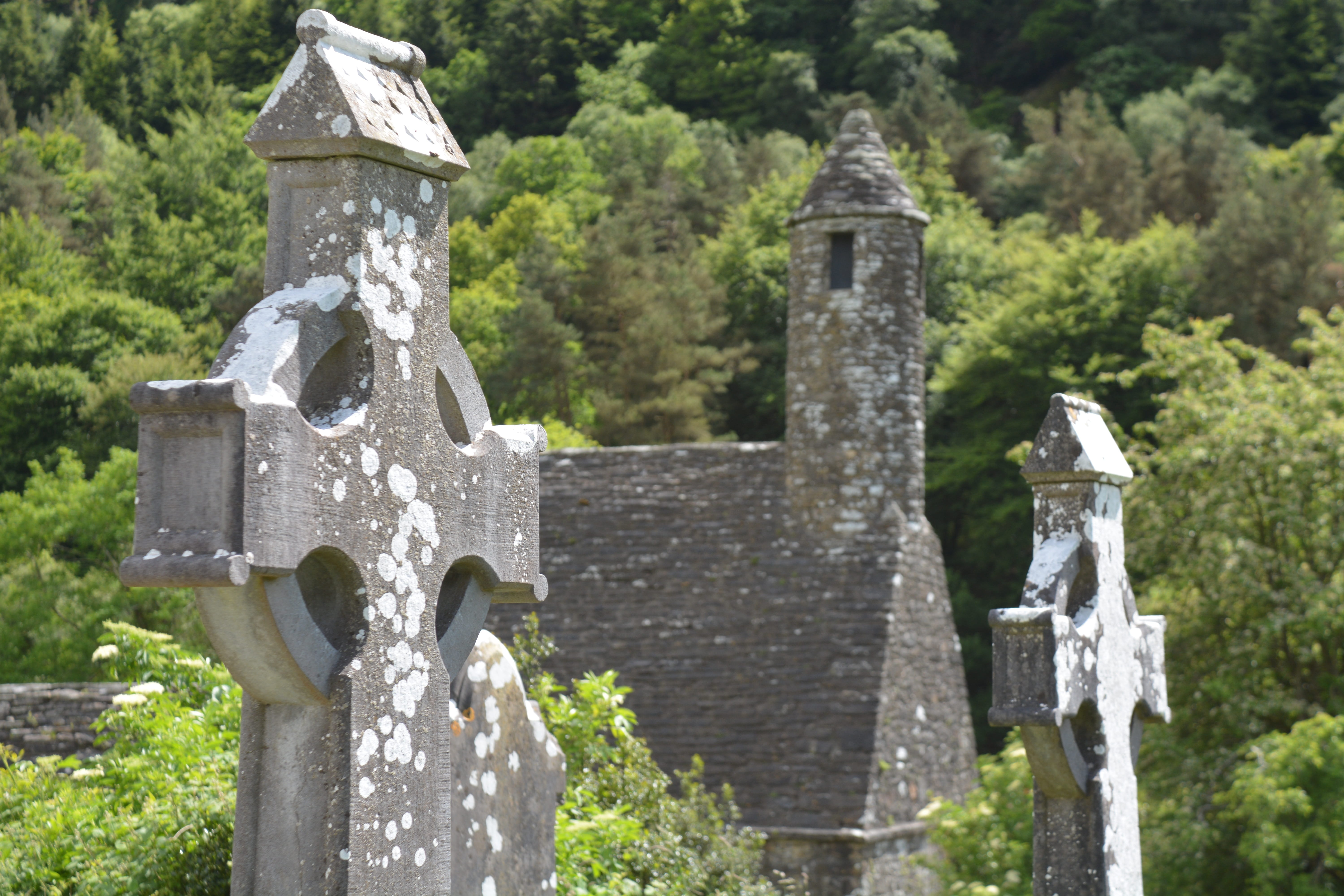 Glendalough, belief, ireland, grave, sadness, solid, stone, outdoors, cross, Architecture, focus on foreground, 5K, church, no people, memorial, tombstone, HD Wallpaper