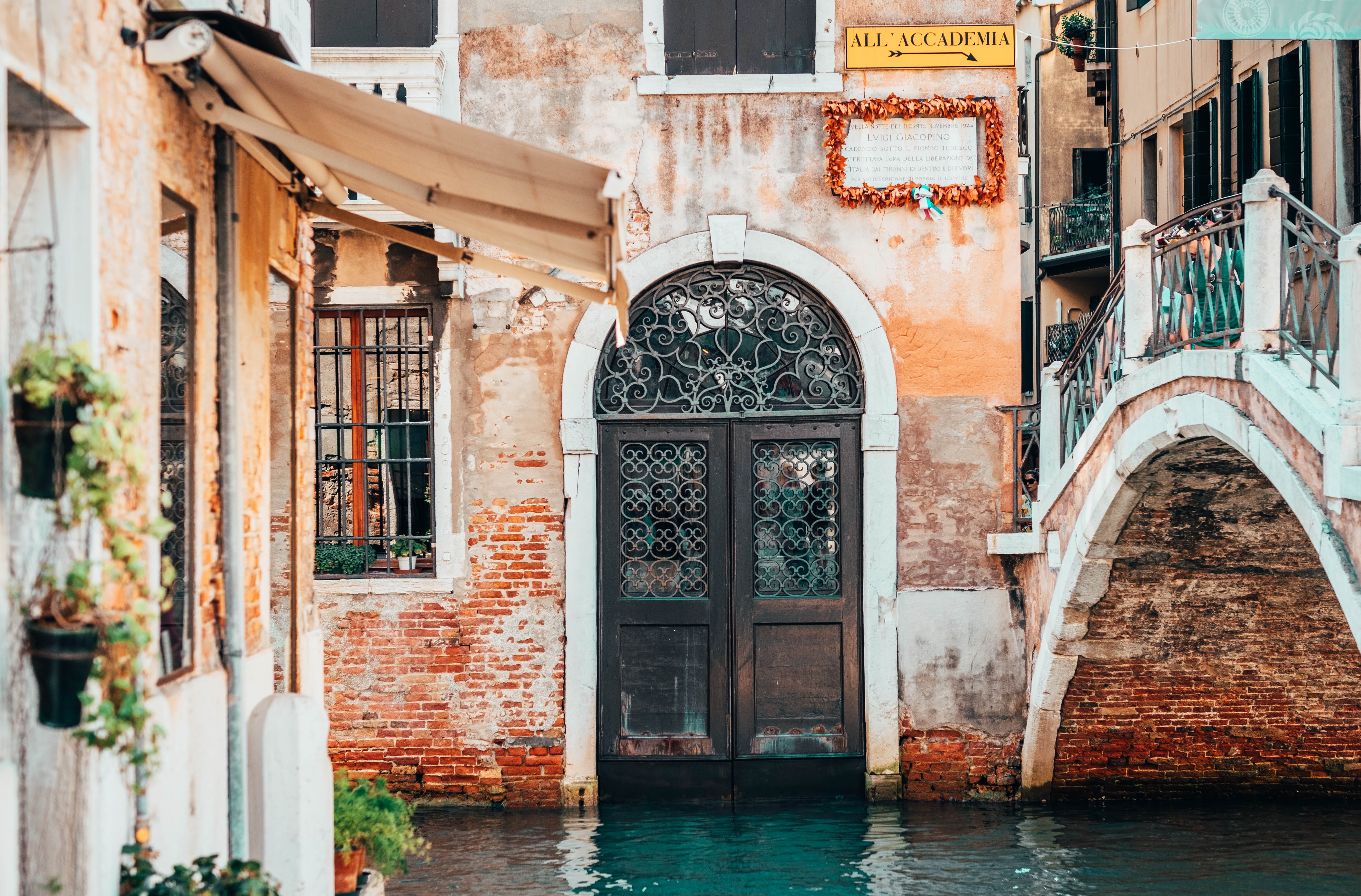 xpro2, entrance, window, outdoors, residential district, venice, day, romantic, brick, door, brick wall, river, photo, no people, city, fujifilm, grand, HD Wallpaper