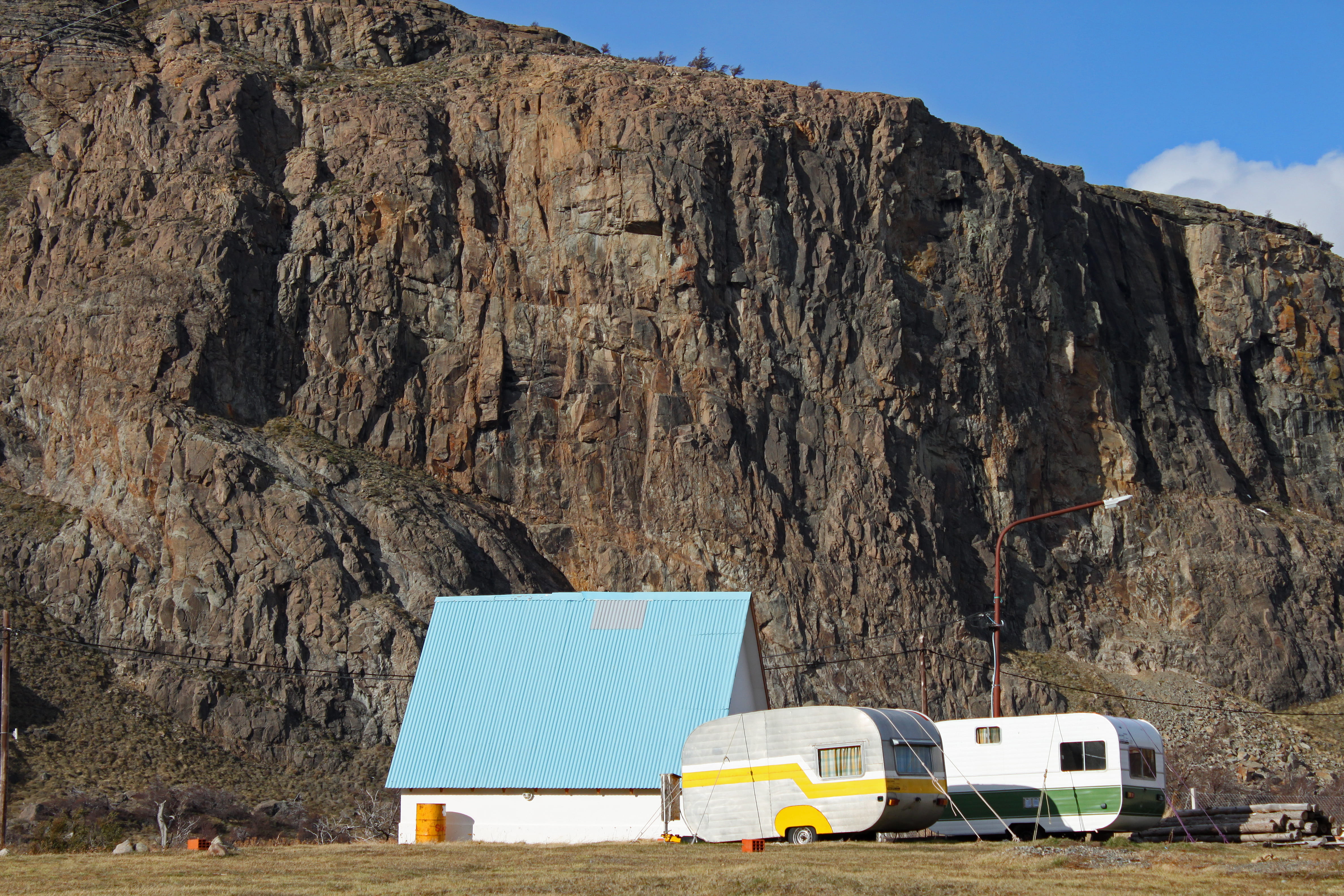 trailer, blue, formation, lonely, outdoor, no people, trailers, rural, land vehicle, rock - object, motor vehicle, environment, geology, cabin, rock formation, HD Wallpaper