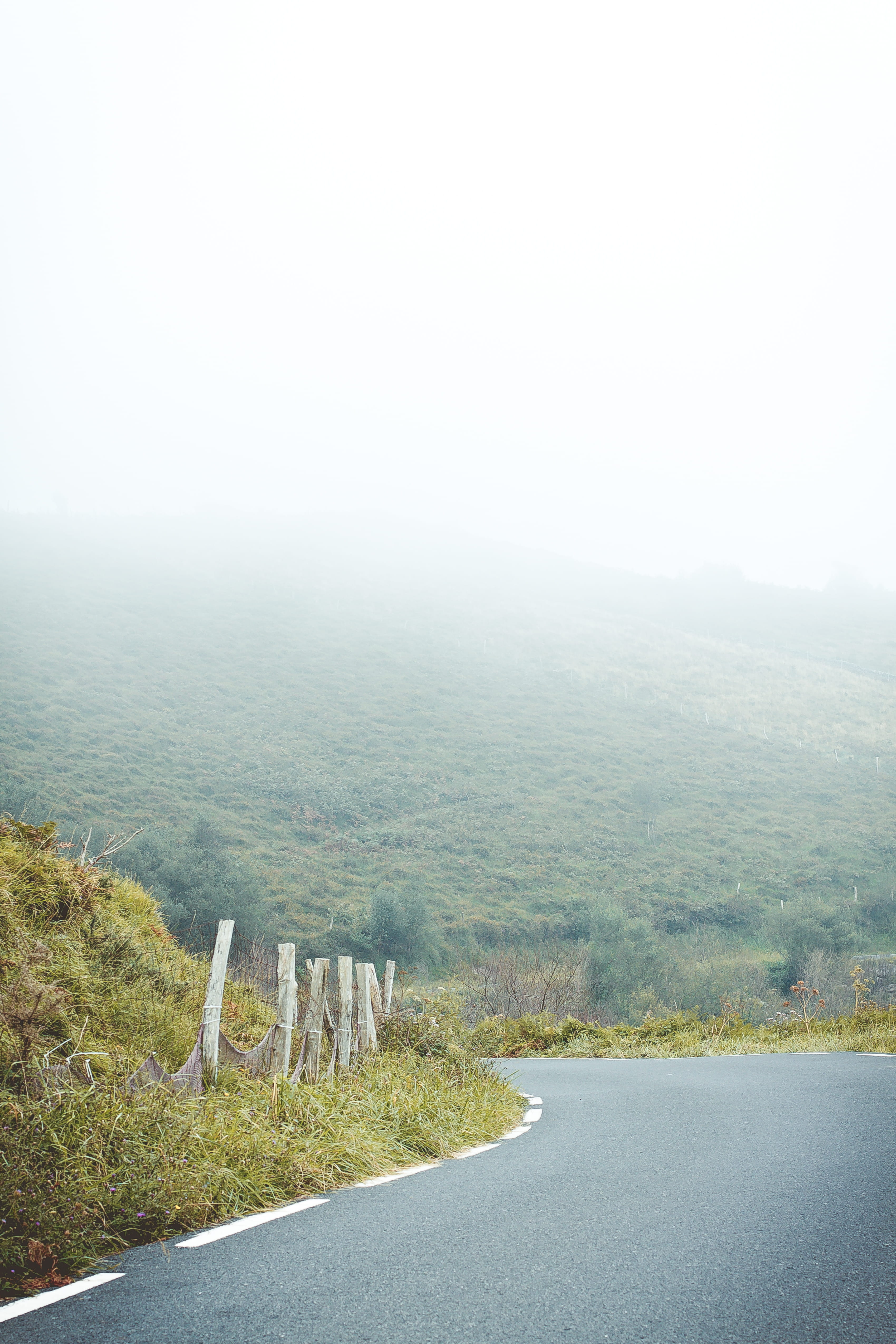 fence, straße, sky, landscape, zaun, transportation, day, fog, outdoors, winding road, weather, non-urban scene, trist, direction, gebirge, nature, no people, Phone HD Wallpaper