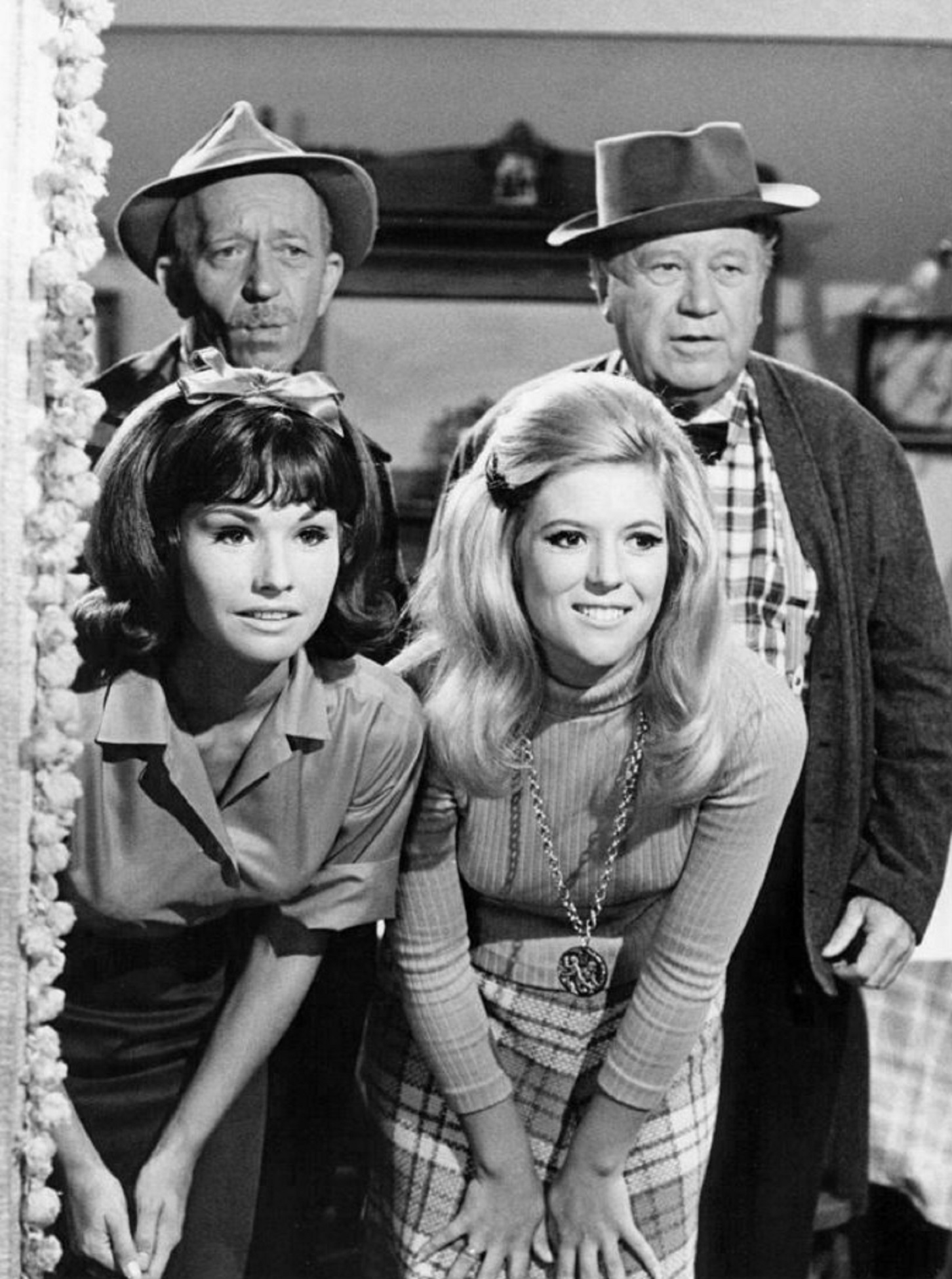 sitcom, classic, looking at camera, cinema, meredith macrae, togetherness, hollywood, bonding, front view, adult, 1080P, nostalgia, edgar buchanan, sister, Phone HD Wallpaper
