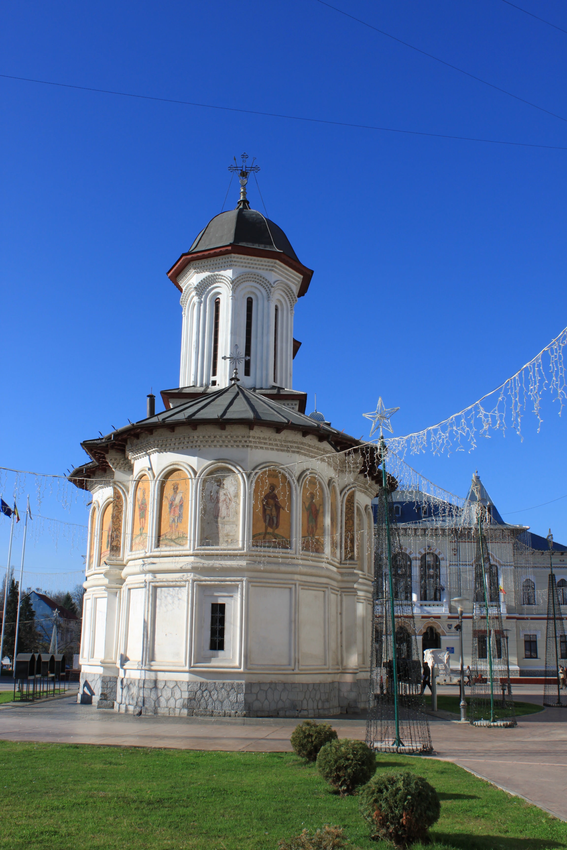 spirituality, built structure, romania, grass, belief, târgu jiu, buildings, god, city, spire, day, 2K, church, nature, tîrgu jiu, building exterior, gorj, Phone HD Wallpaper