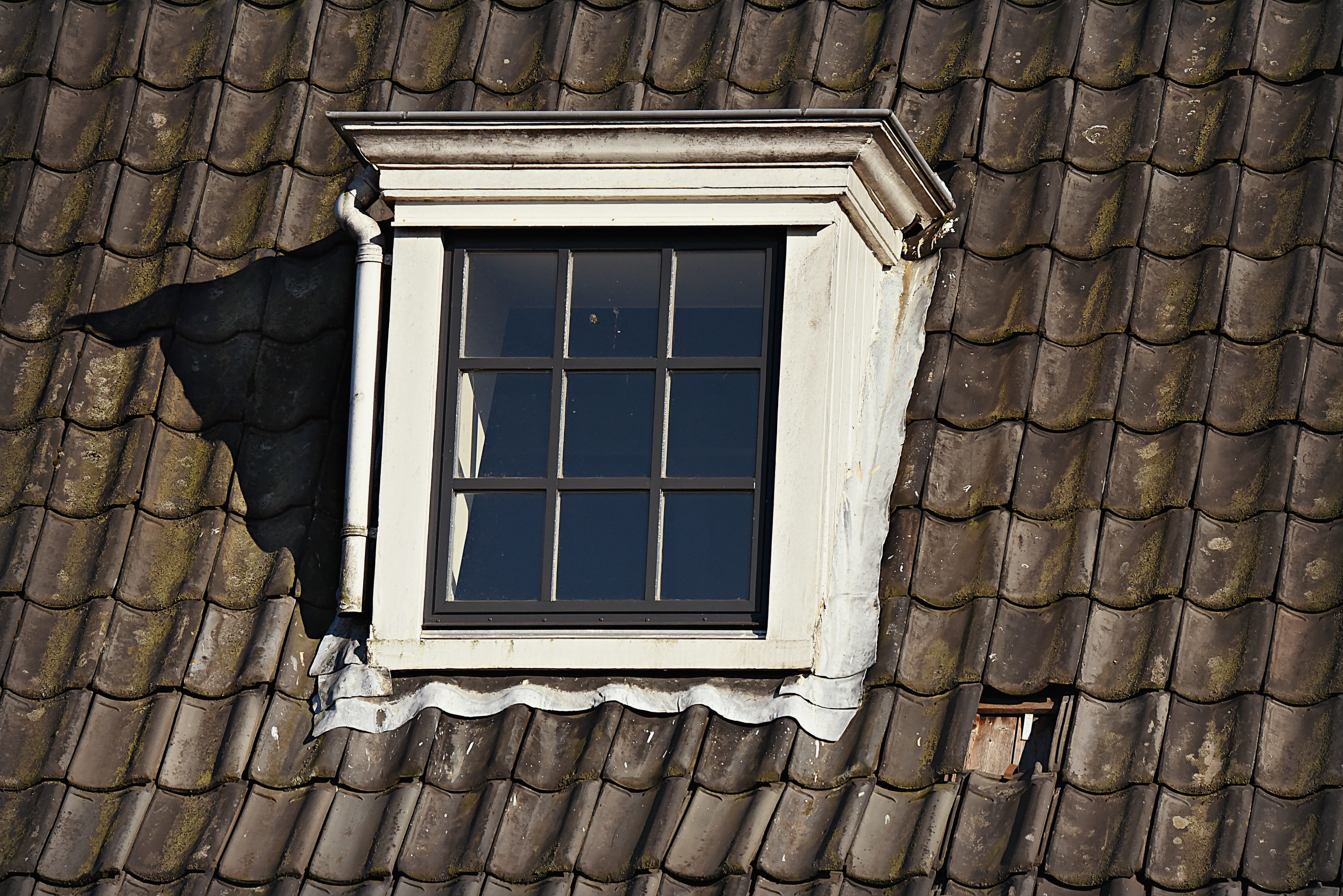 dormer window, classic, building, closed, old, full frame, glass, wall, pane, glass - material, no people, built structure, outdoors, roof, wall - building feature, HD Wallpaper