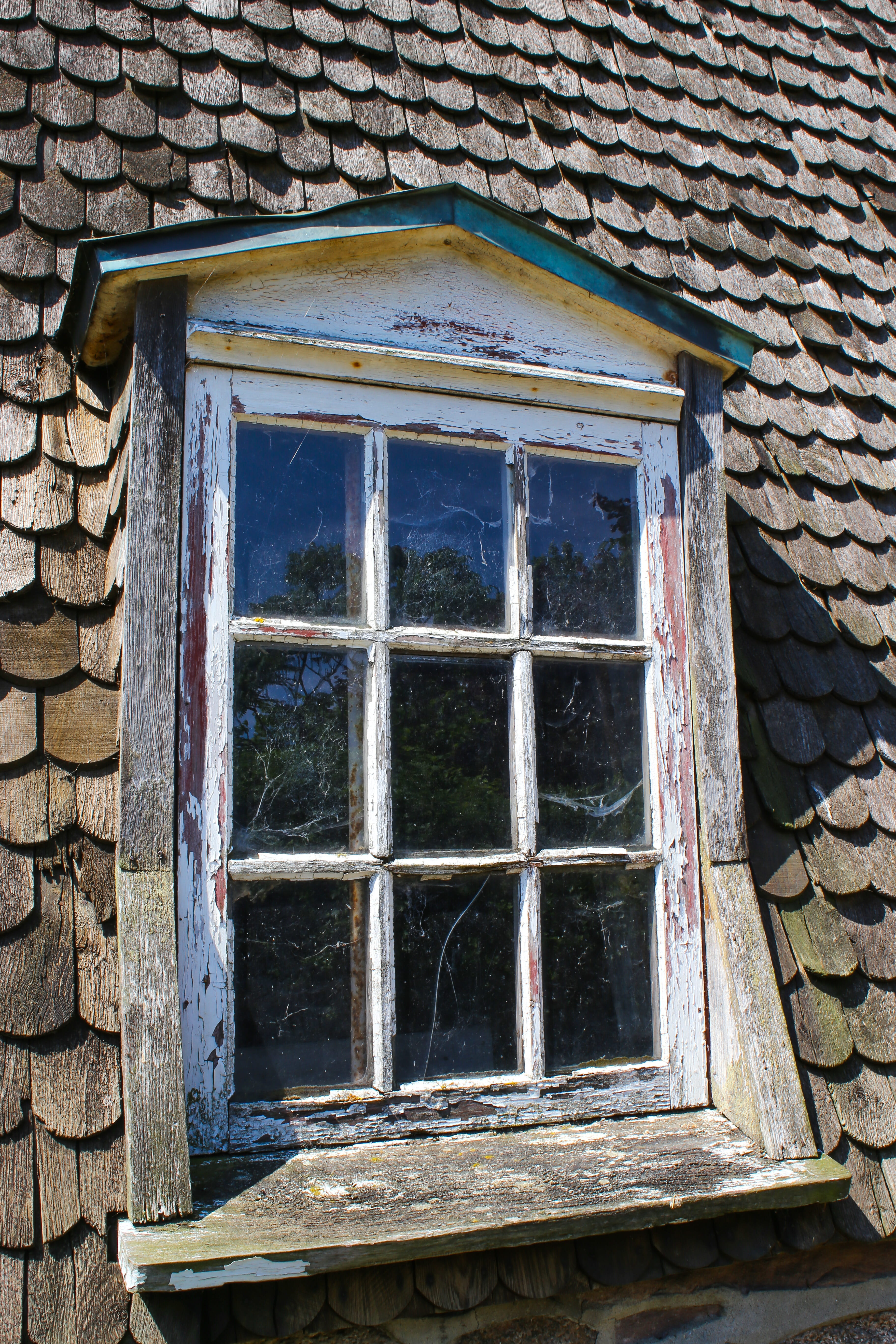 day, wood - material, glass, building exterior, reflection, wooden windows, house, architecture, decay, window frame, no people, lost places, outdoors, Phone HD Wallpaper