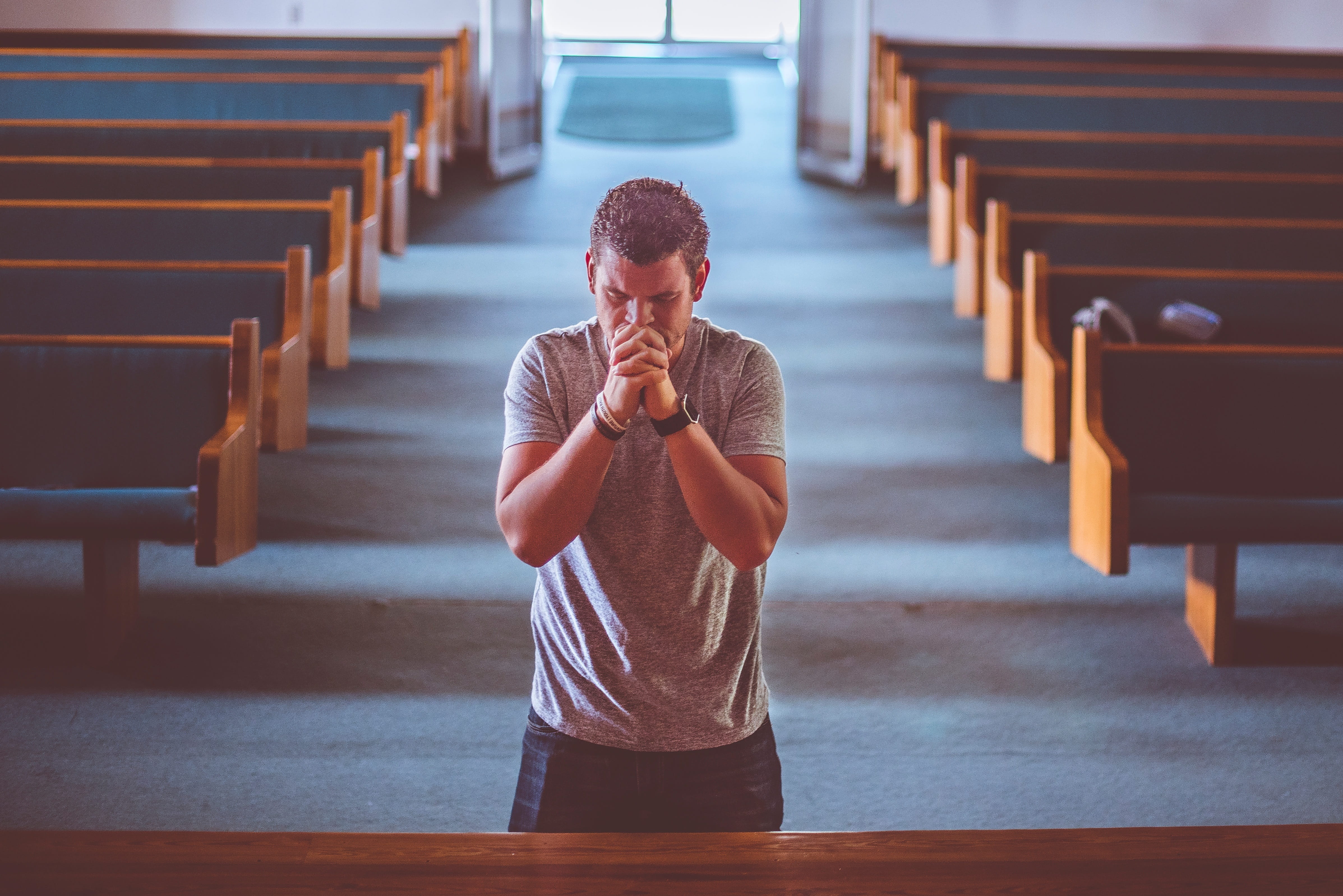 lifestyles, wooden, architecture, seat, wood - material, young men, built structure, kneel, real people, praying, belief, staircase, indoors, casual clothing, HD Wallpaper