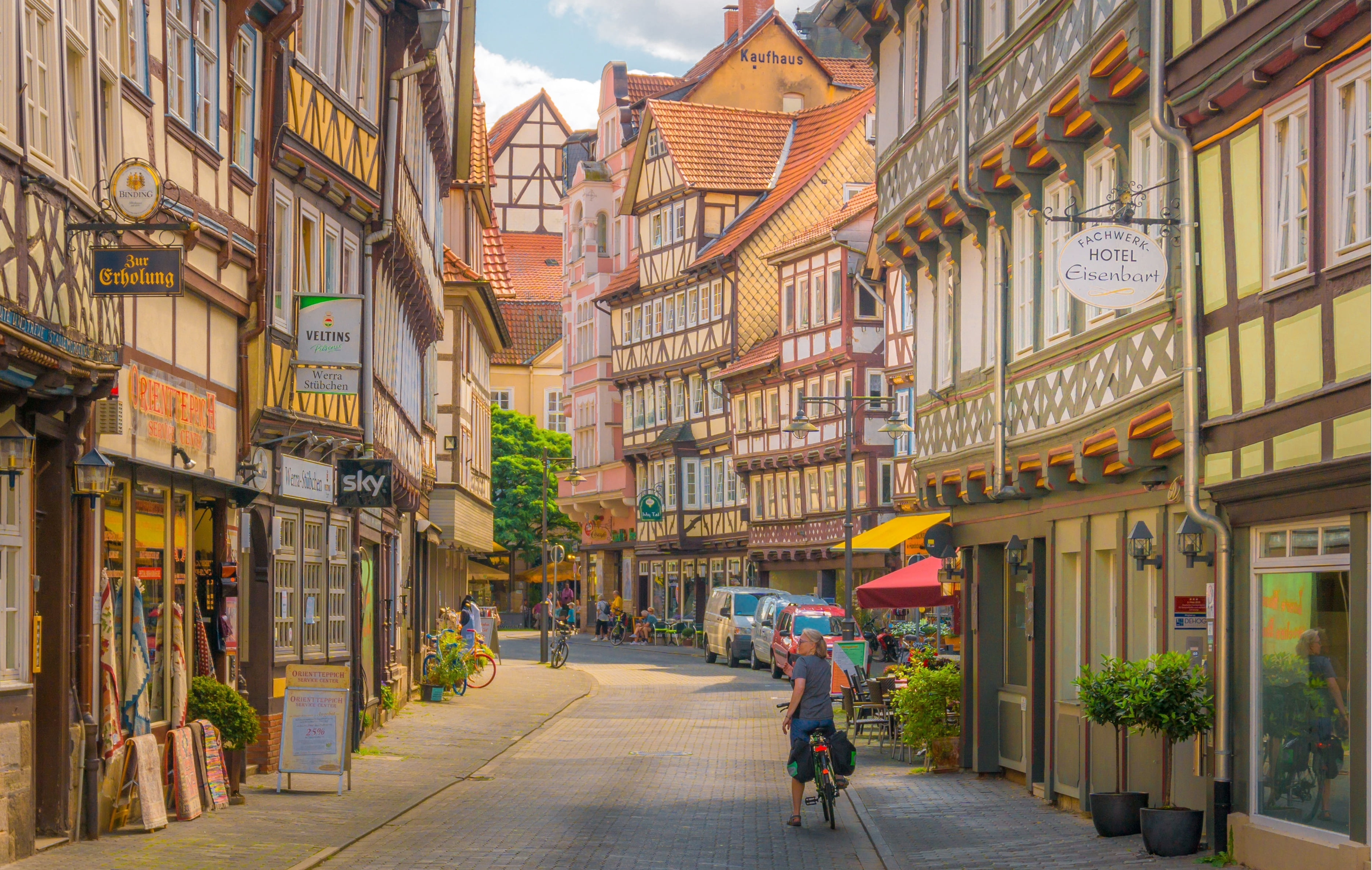 Hannoversch-Ends, building exterior, women, built structure, leisure activity, city, the way forward, full length, Lower Saxony, Germany, rear view, real people, HD Wallpaper