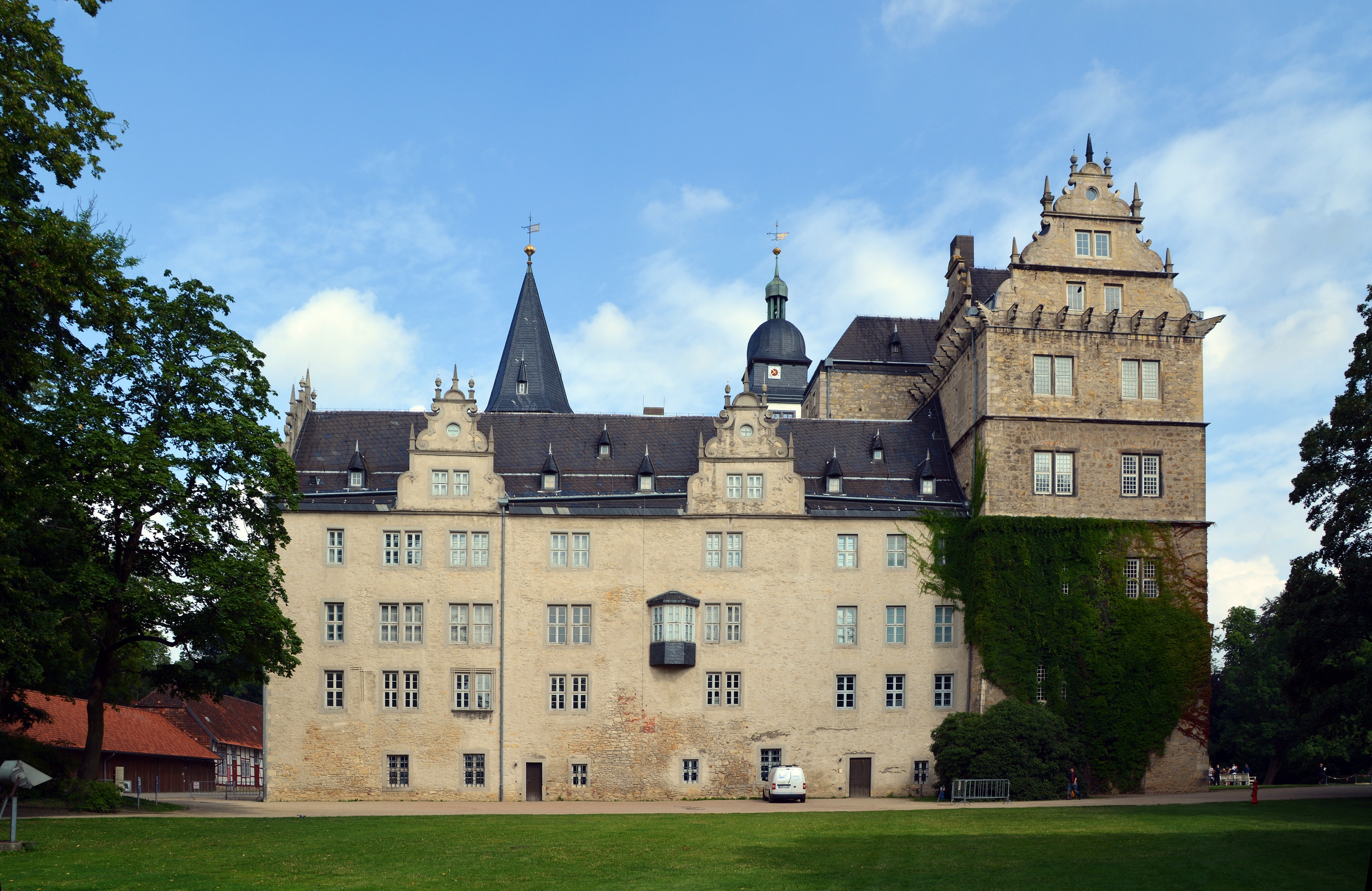 low angle view, religion, castle, no people, building, history, belief, cloud - sky, tree, historically, building exterior, the past, sky, day, built structure, HD Wallpaper