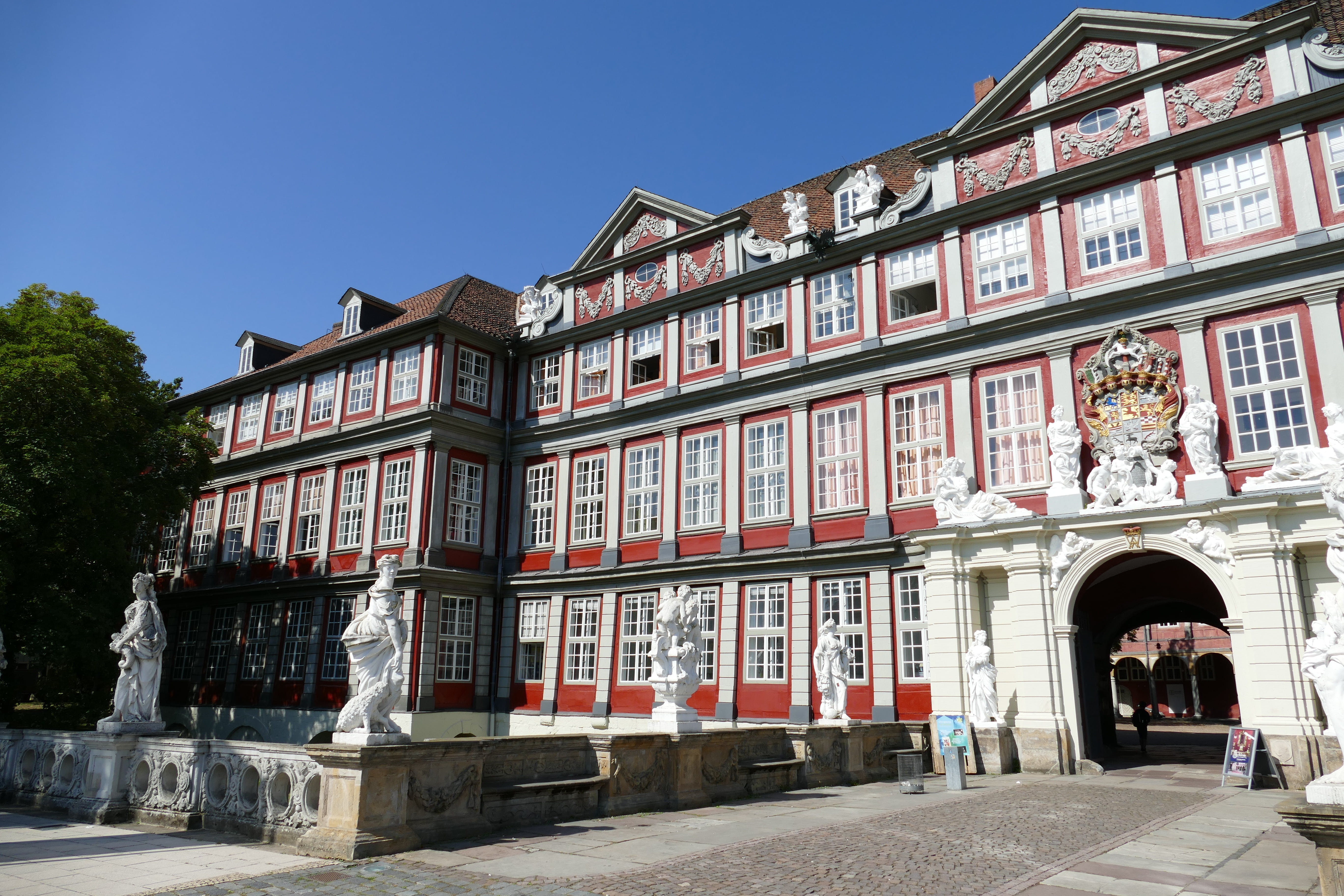 5K, clear sky, stone figures, no people, outdoors, portal, figure, architecture, historically, statues, input, building, street, history, castle, wolfenbüttel, HD Wallpaper