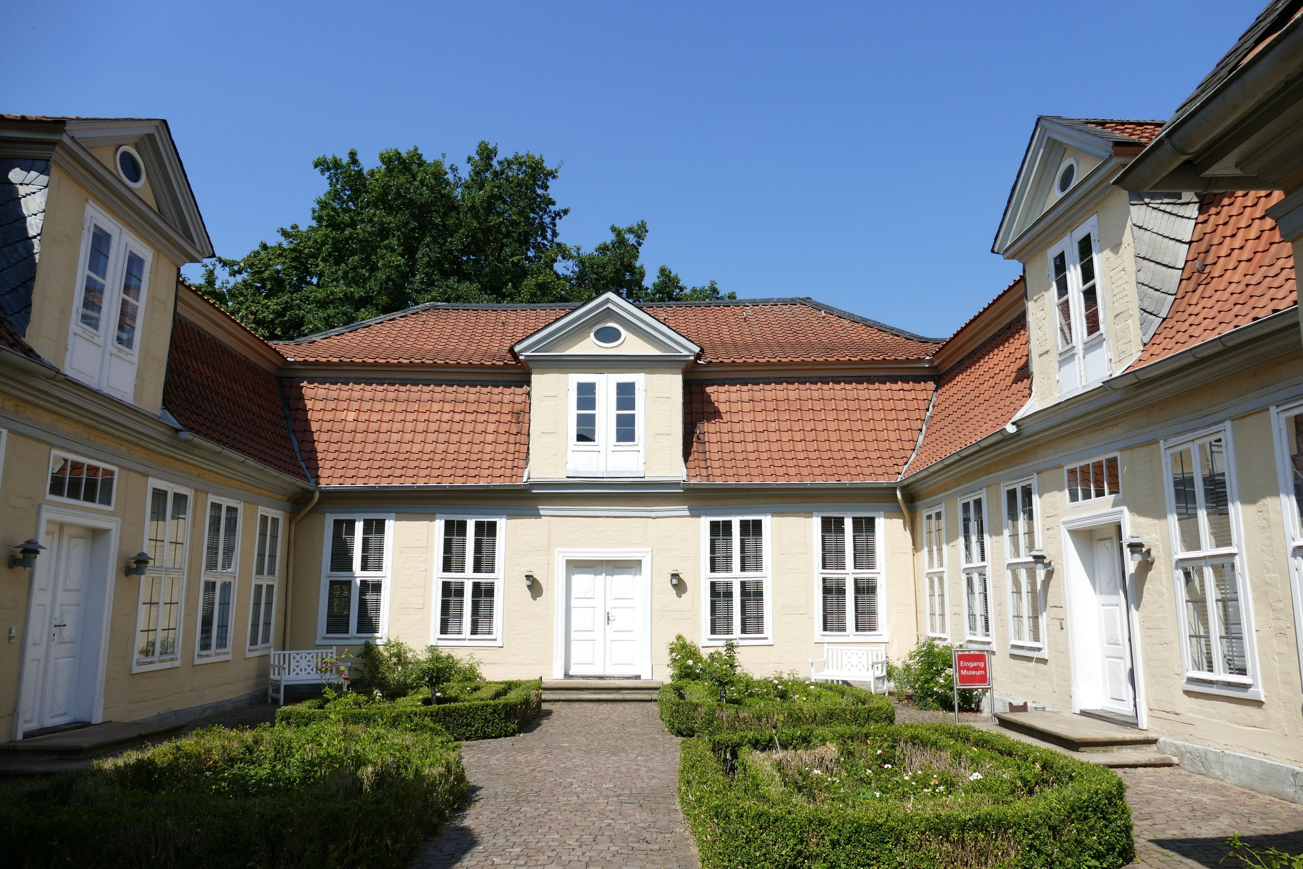 housing development, outdoors, writer, garage, nature, blue, historically, entrance, lessing, lawn, luxury, architecture, Old Town, roof, famous, modern, HD Wallpaper