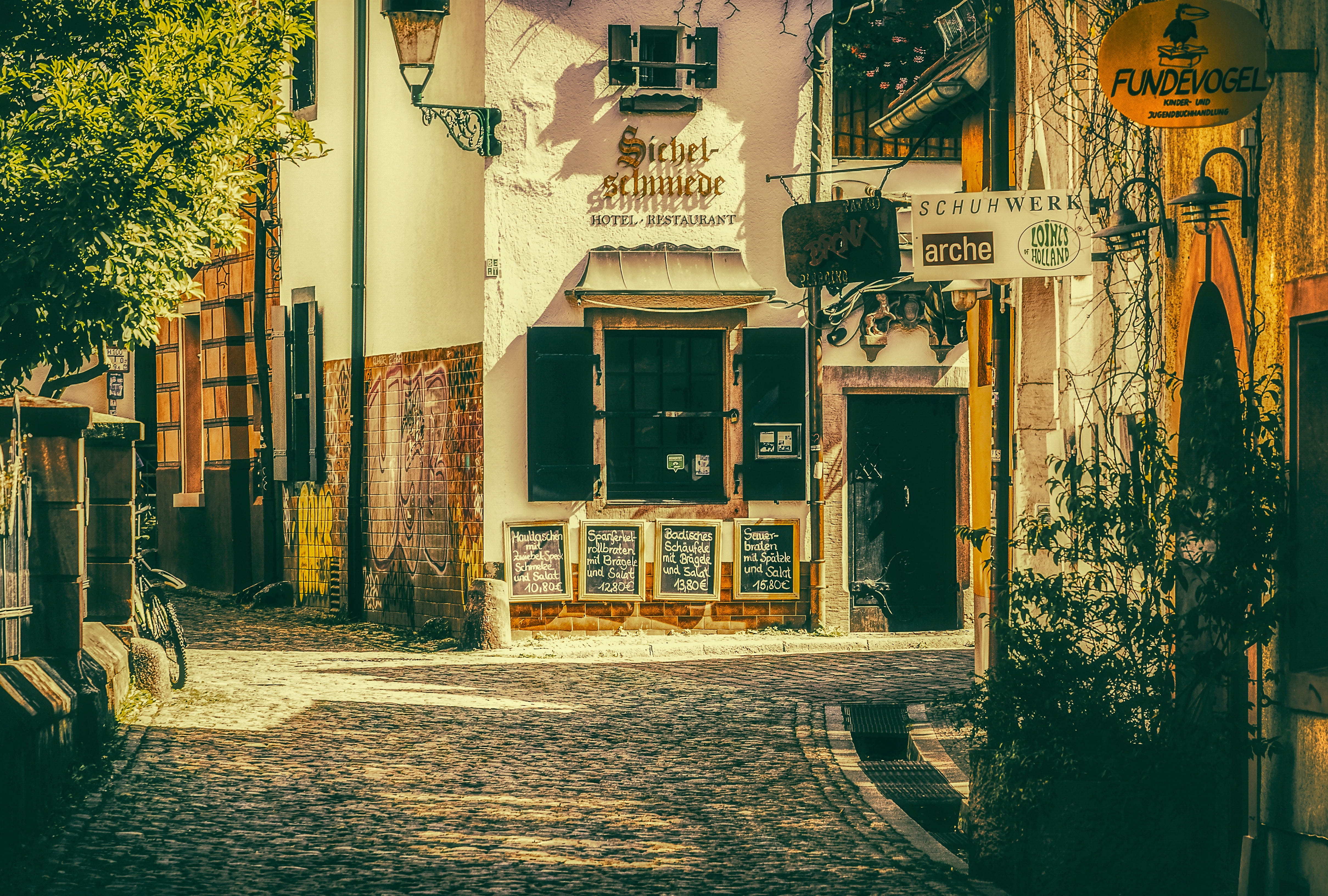 text, information sign, the way forward, 4K, alley, historically, no people, script, architecture, historic center, non-western script, direction, house facade, HD Wallpaper