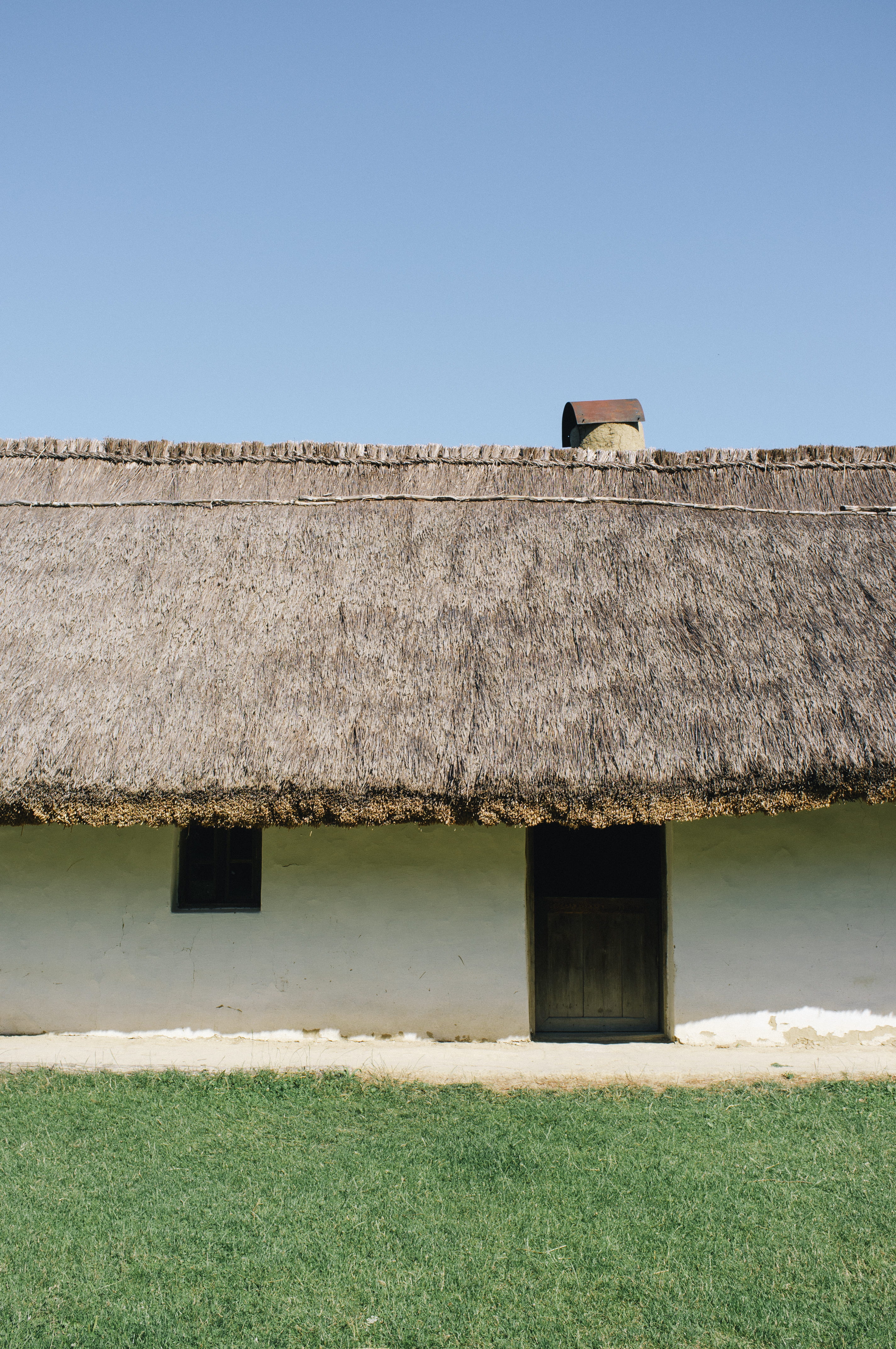 cottage, roof, daytime, no people, wall, green, nature, brown, day, sunlight, blue sky, house, white, building exterior, roof tile, thatched roof, blue, Phone HD Wallpaper