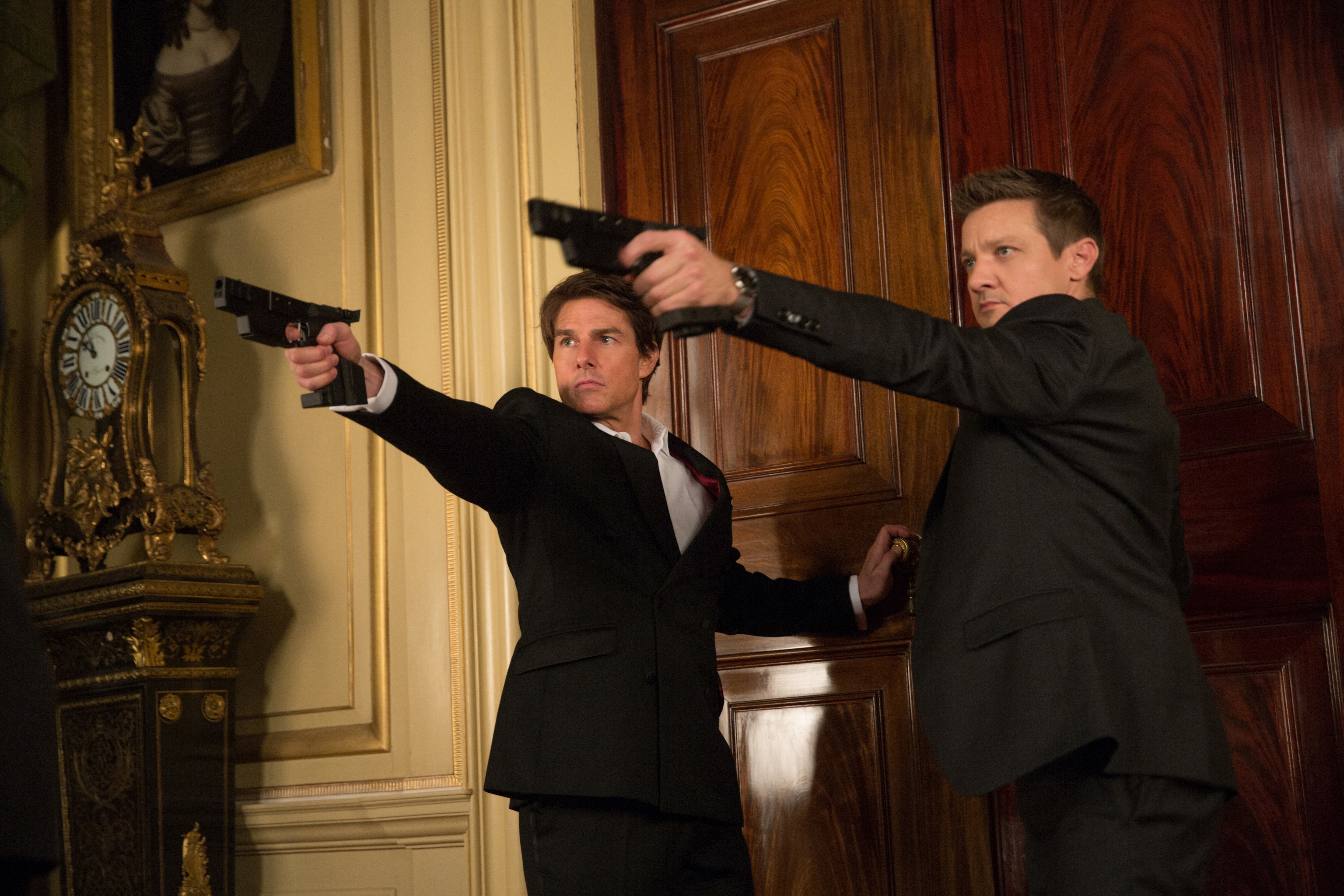 Jeremy Renner, 5K, Mission impossible: rogue nation, guns, William Brandt, Ethan Hunt, Tom Cruise, Mission: Impossible - Rogue Nation, weapons, frame, HD Wallpaper