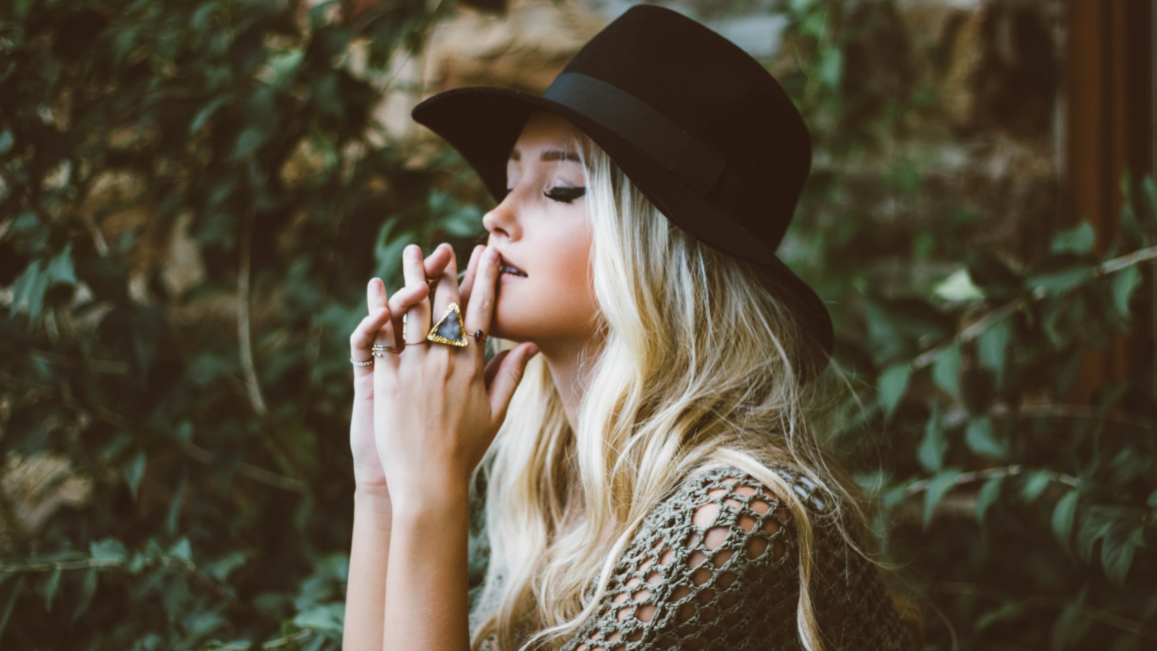 black, young adult, women, headshot, hairstyle, drinking, 4K, hair, knitted, hat, focus on foreground, beautiful woman, real people, lifestyles, holding, HD Wallpaper
