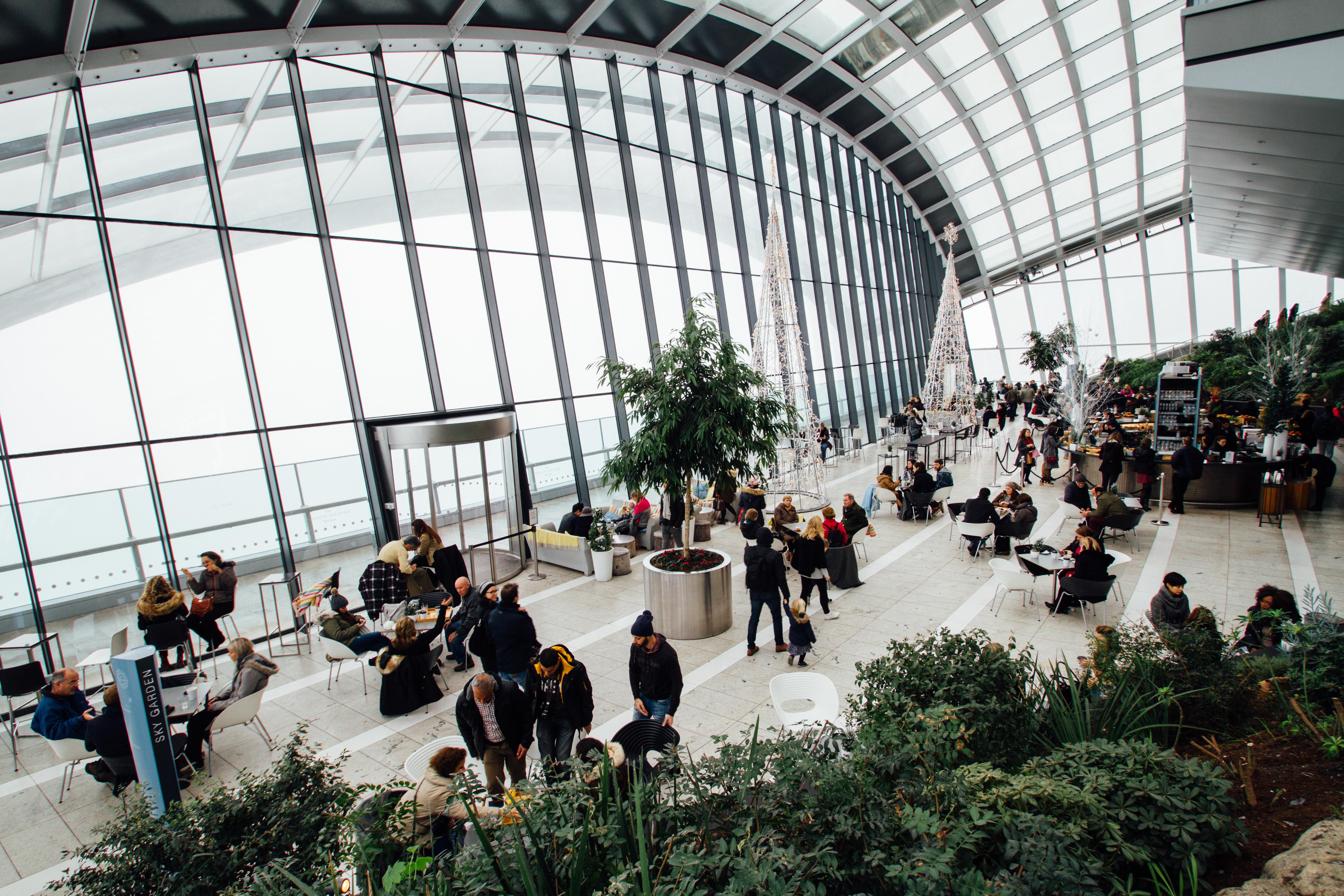 tourists, architecture, lifestyles, urban, glass, 5K, commerce, shopping, crowd, adults, skyscraper, modern, chairs, nature, real people, indoors, public, HD Wallpaper