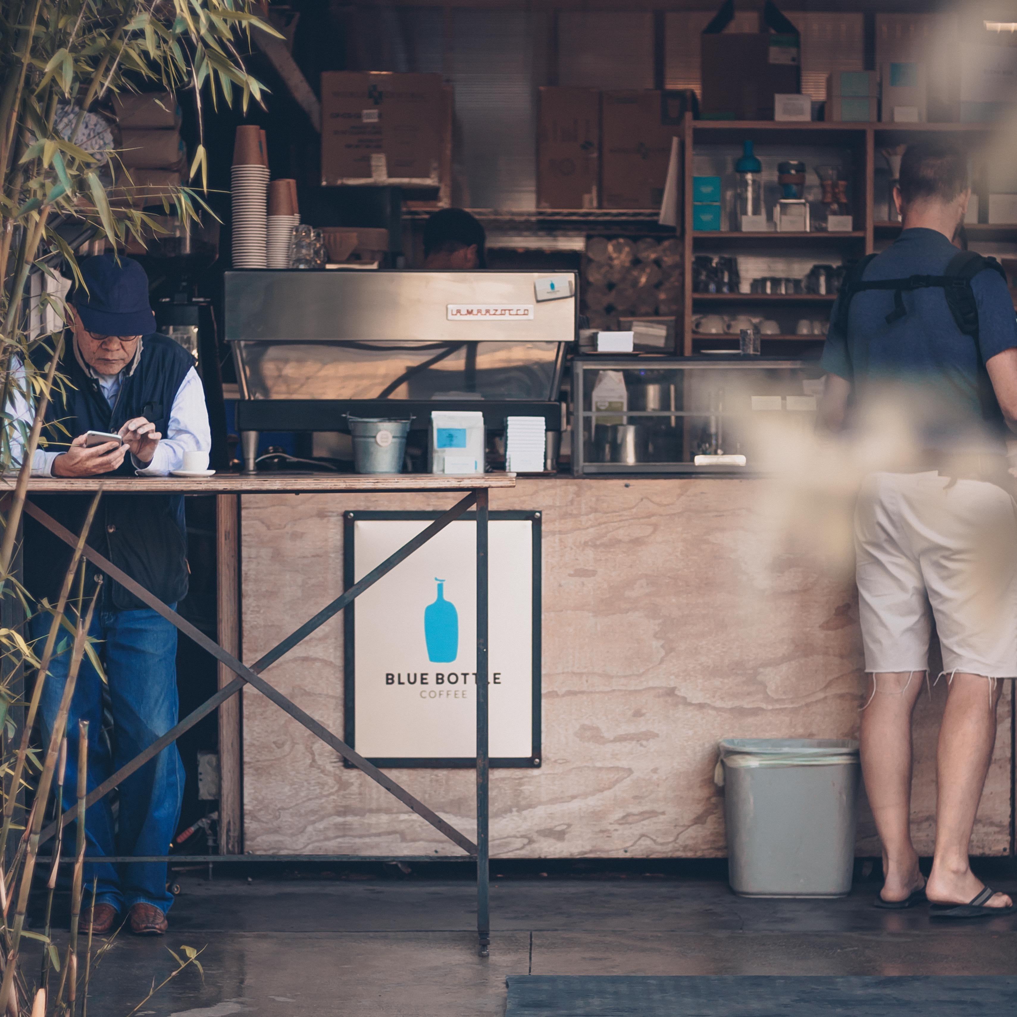 standing, blue bottle coffee, leaning, cozy, women, table, working, coffee shop, real people, blurred motion, lifestyles, people, group of people, non-western script, Phone HD Wallpaper