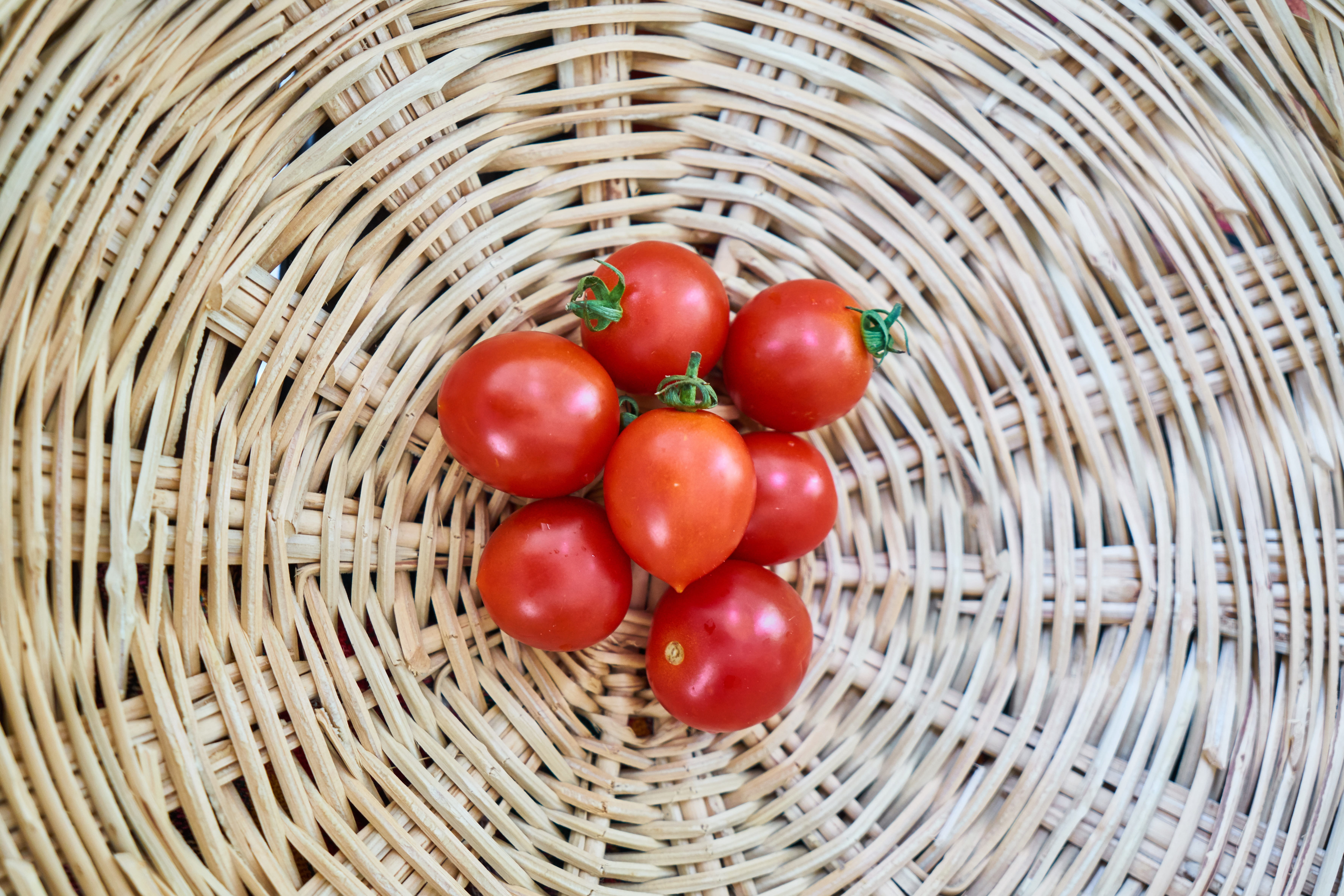 vegetarian, abundance, red, container, fruit, vitamins, middle, wicker, indoors, tomato, kitchen, pattern, still life, nutrition, ripe, wellbeing, food and drink, HD Wallpaper