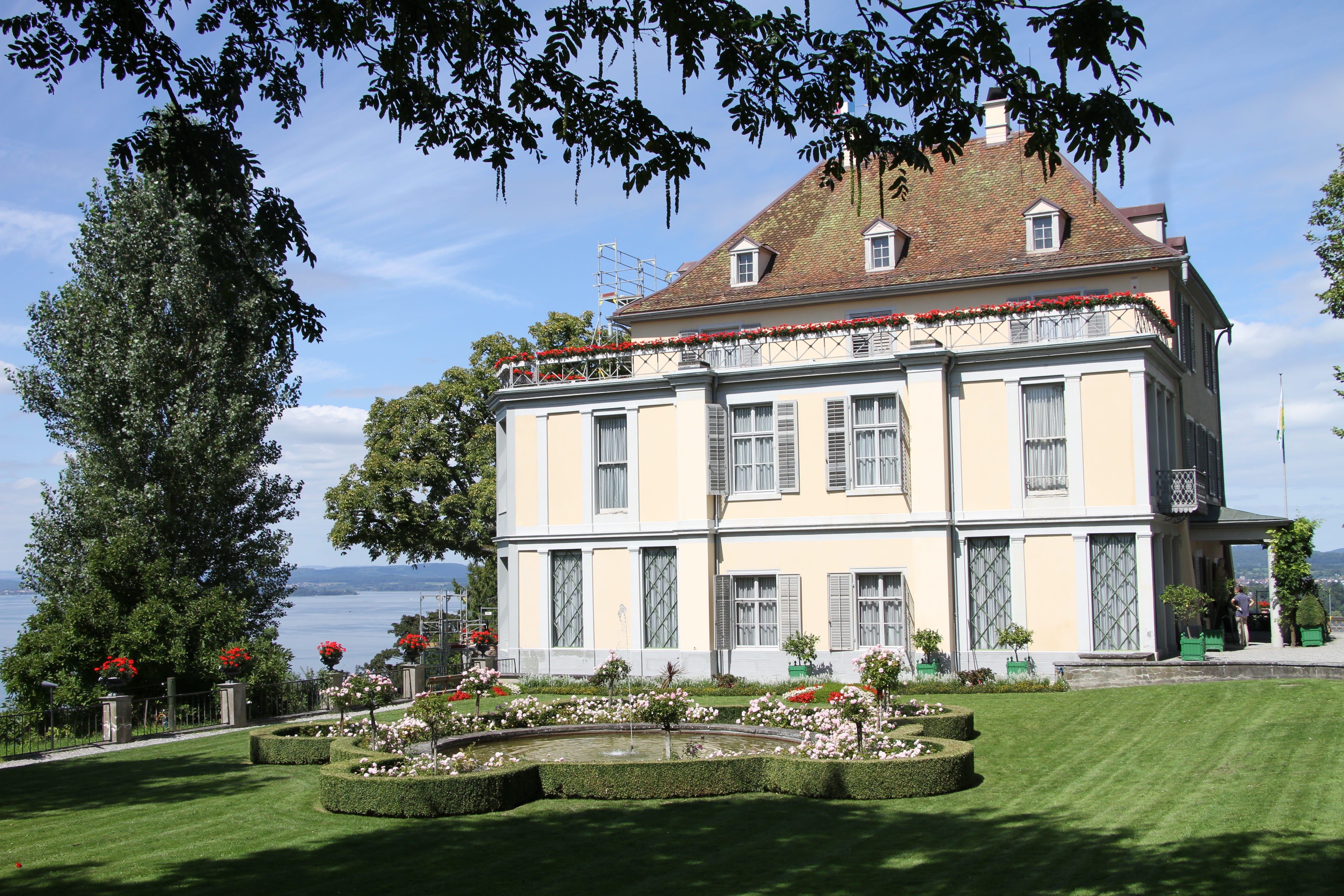incidental people, plant, building, napoleon, day, architecture, building exterior, nature, built structure, grass, luxury, real people, bistro, tree, switzerland, HD Wallpaper