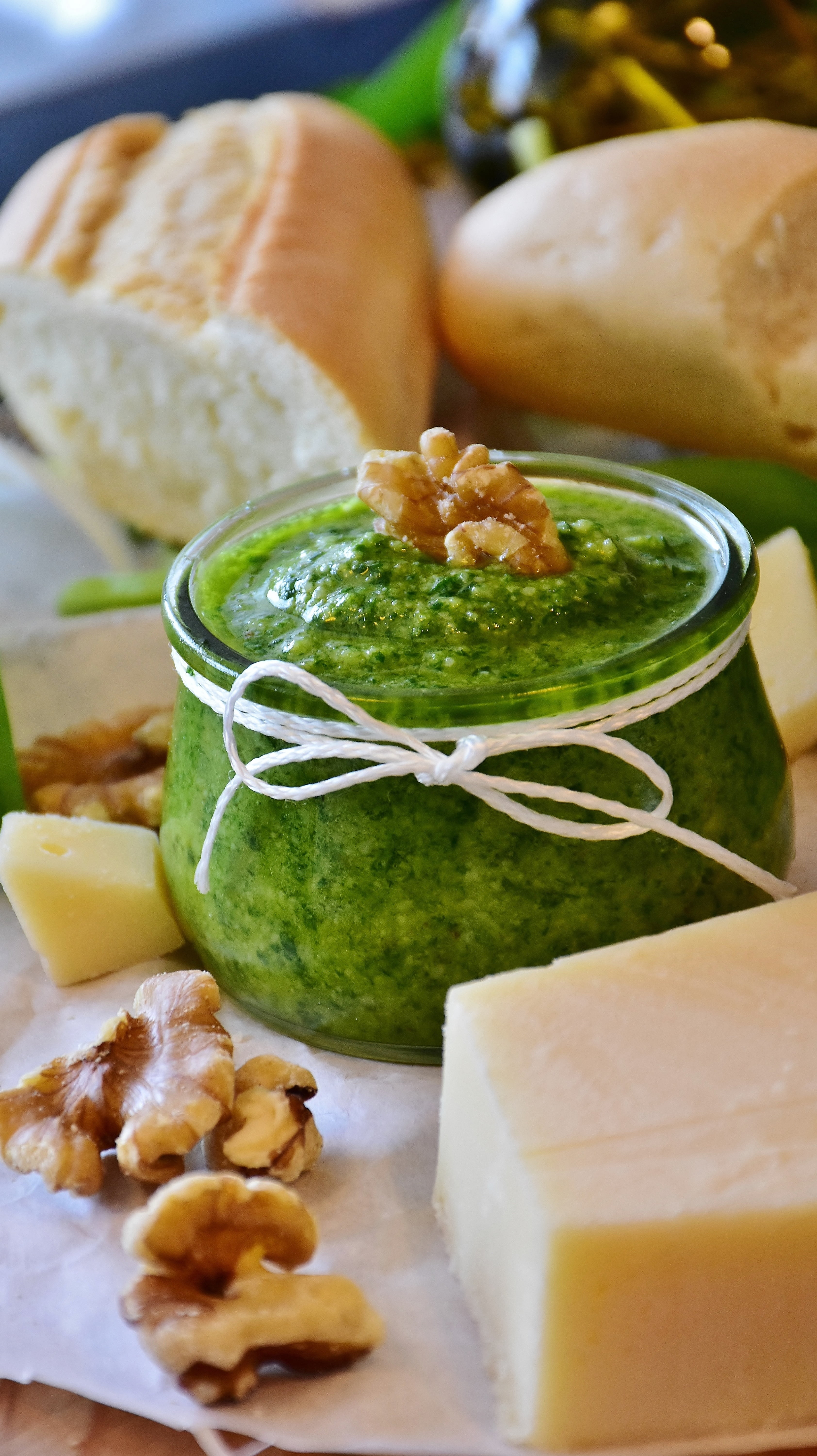 vegetable, frisch, 5K, plate, the spring food plant, temptation, kitchen herb, smell, oil, young leaves, appetizer, presto, walnuts, indulgence, bärlauch pesto, Phone HD Wallpaper