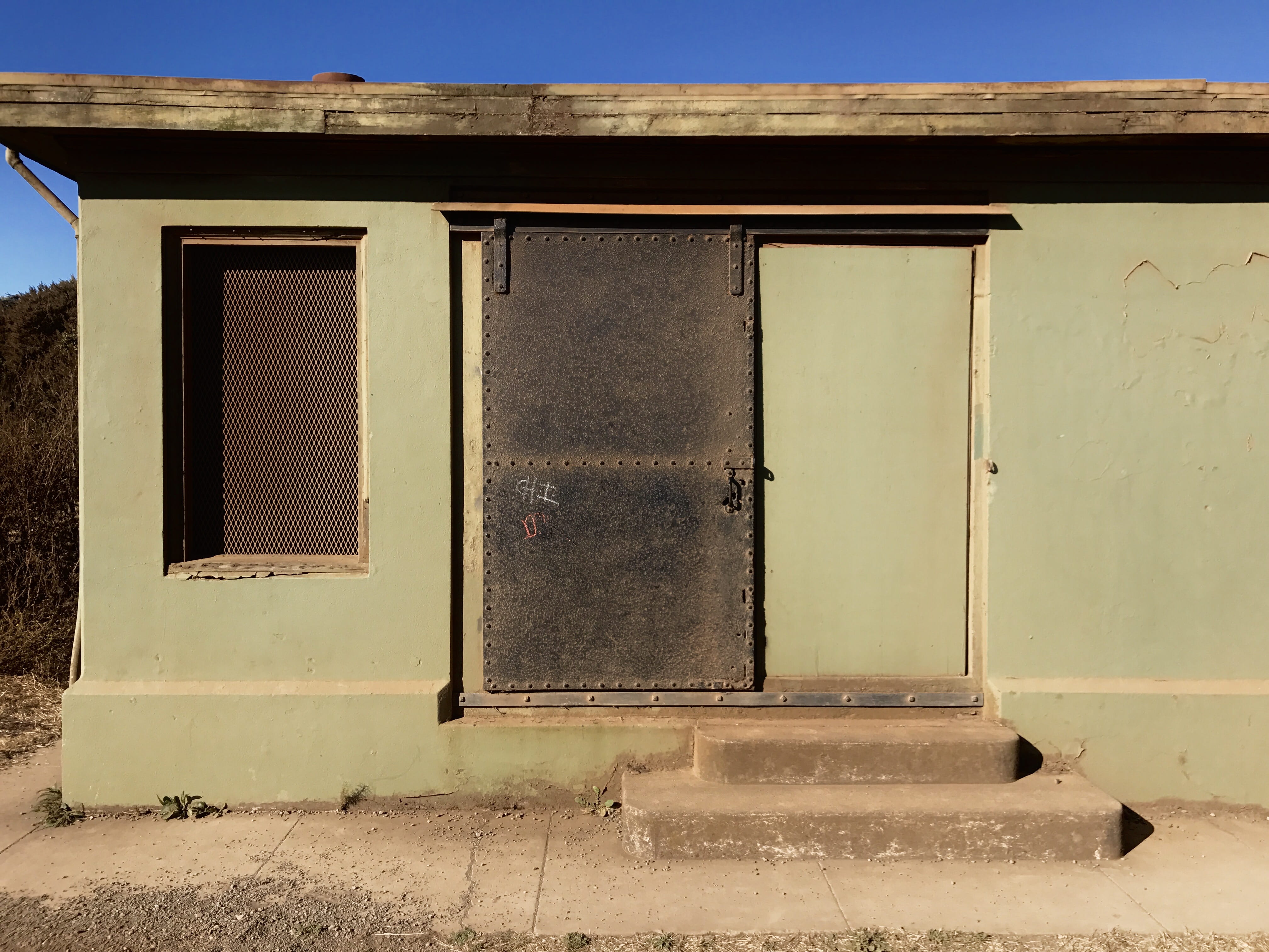 structures, door, weathered, glass - material, outdoors, entrance, 4K, damaged, run-down, window, mill valley, abandoned, building exterior, day, sky, HD Wallpaper
