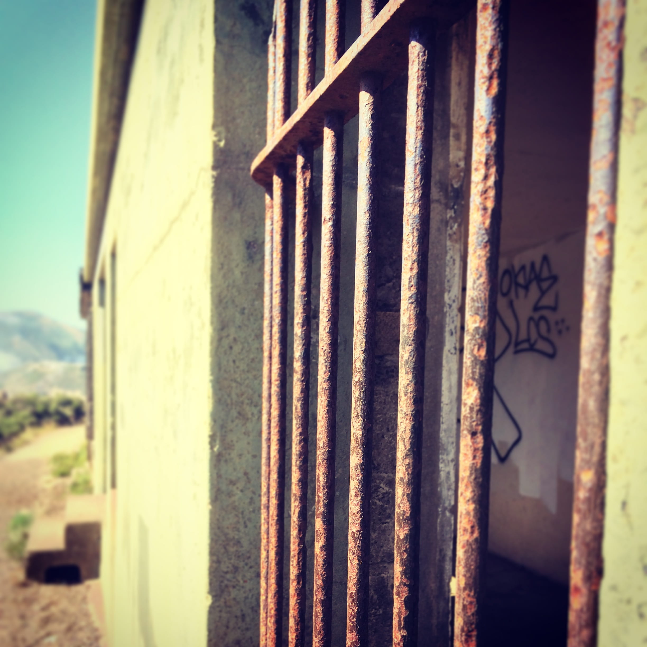 architecture, weathered, outdoors, wall, day, pattern, built structure, sunlight, iron, mill valley, building, security, no people, building exterior, united states, Phone HD Wallpaper