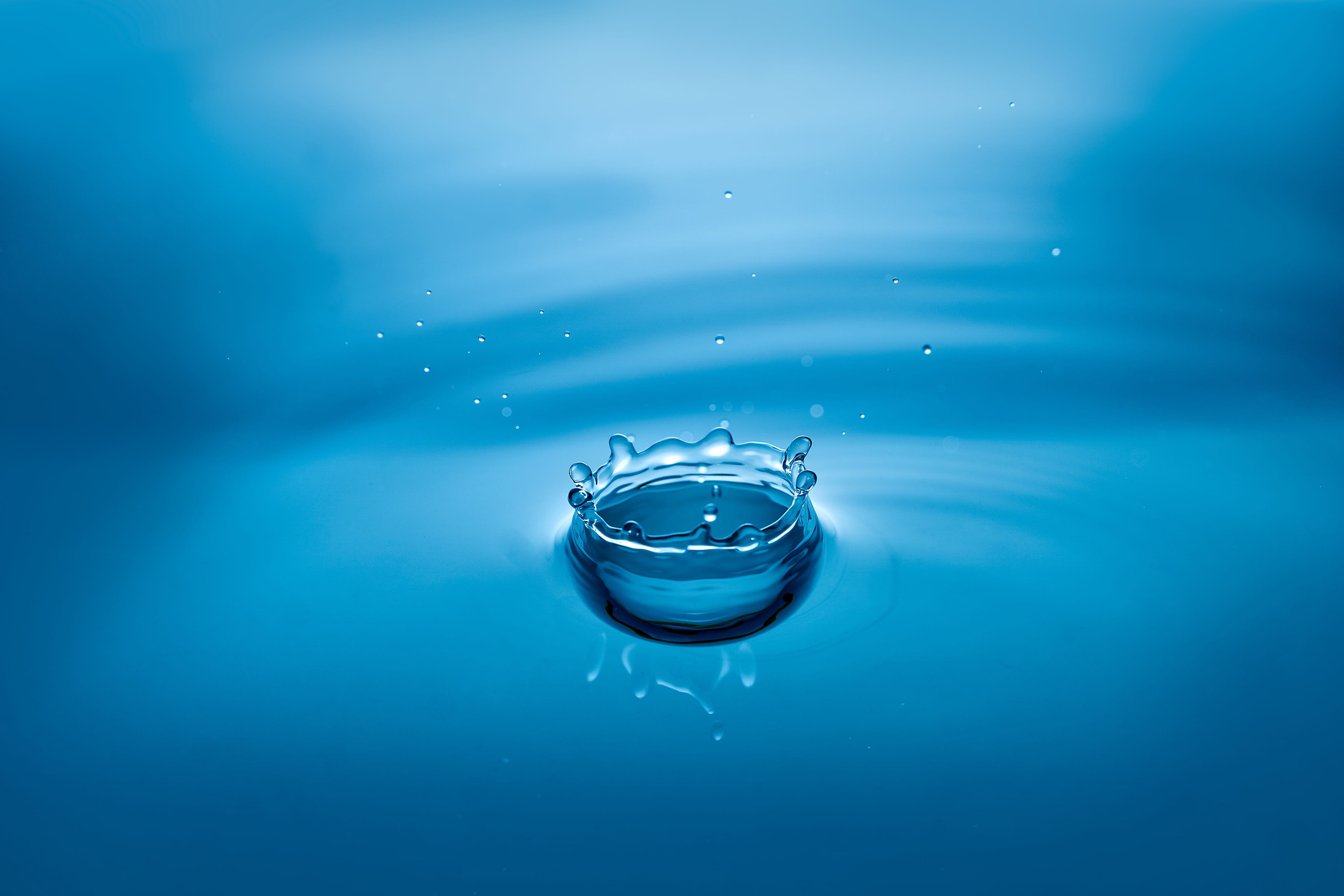 ripple, impact, blue, transparent, close, splashing, close-up, colored background, droplet, pure, outdoors, 4K, rippled, drop, clear, drip, studio shot, HD Wallpaper