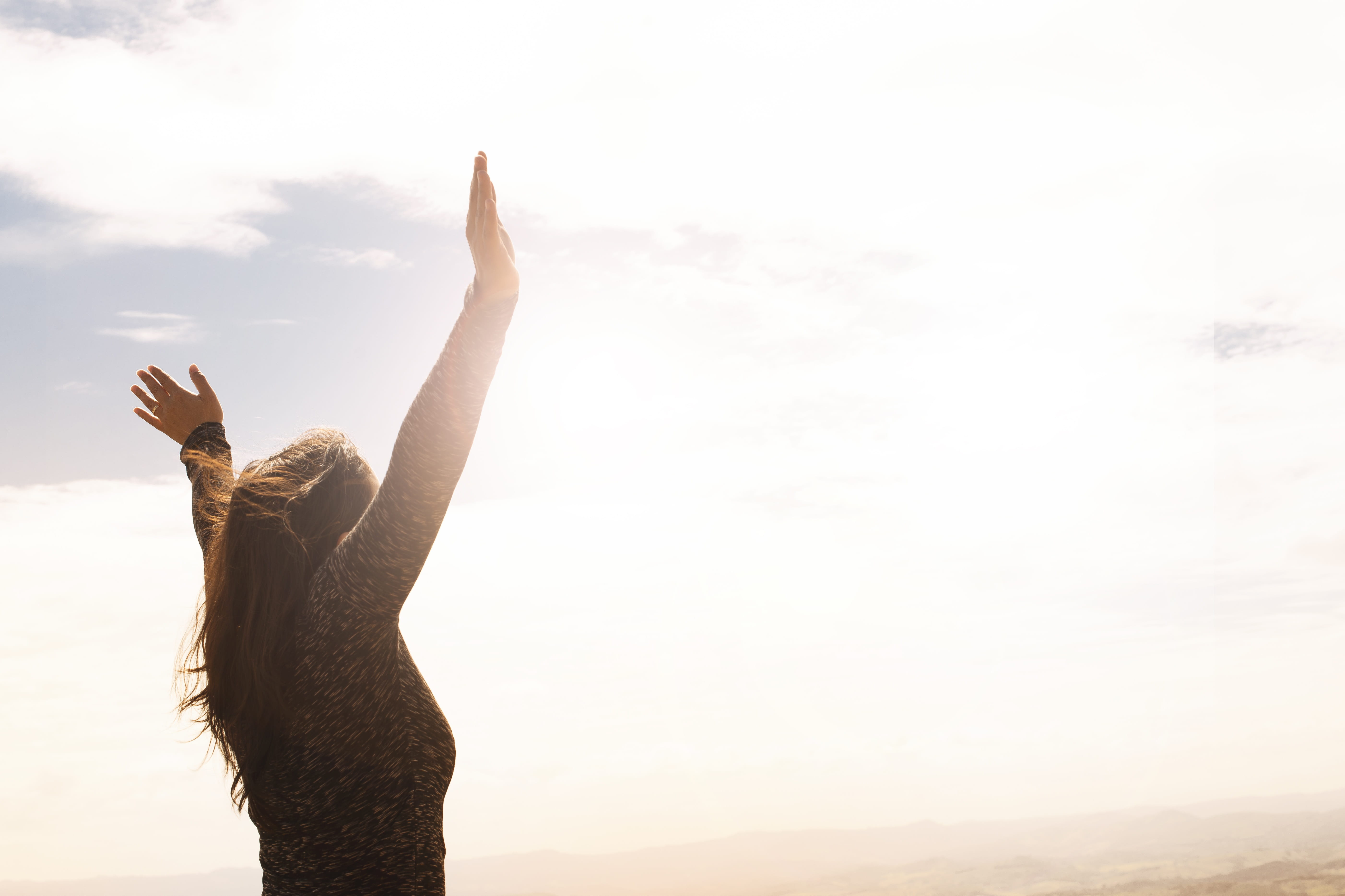 sky, outdoors, hand, human body part, adult, 5K, religion, fé, limb, paz, body part, one person, spirituality, hand raised, esperança, arms raised, freedom, HD Wallpaper