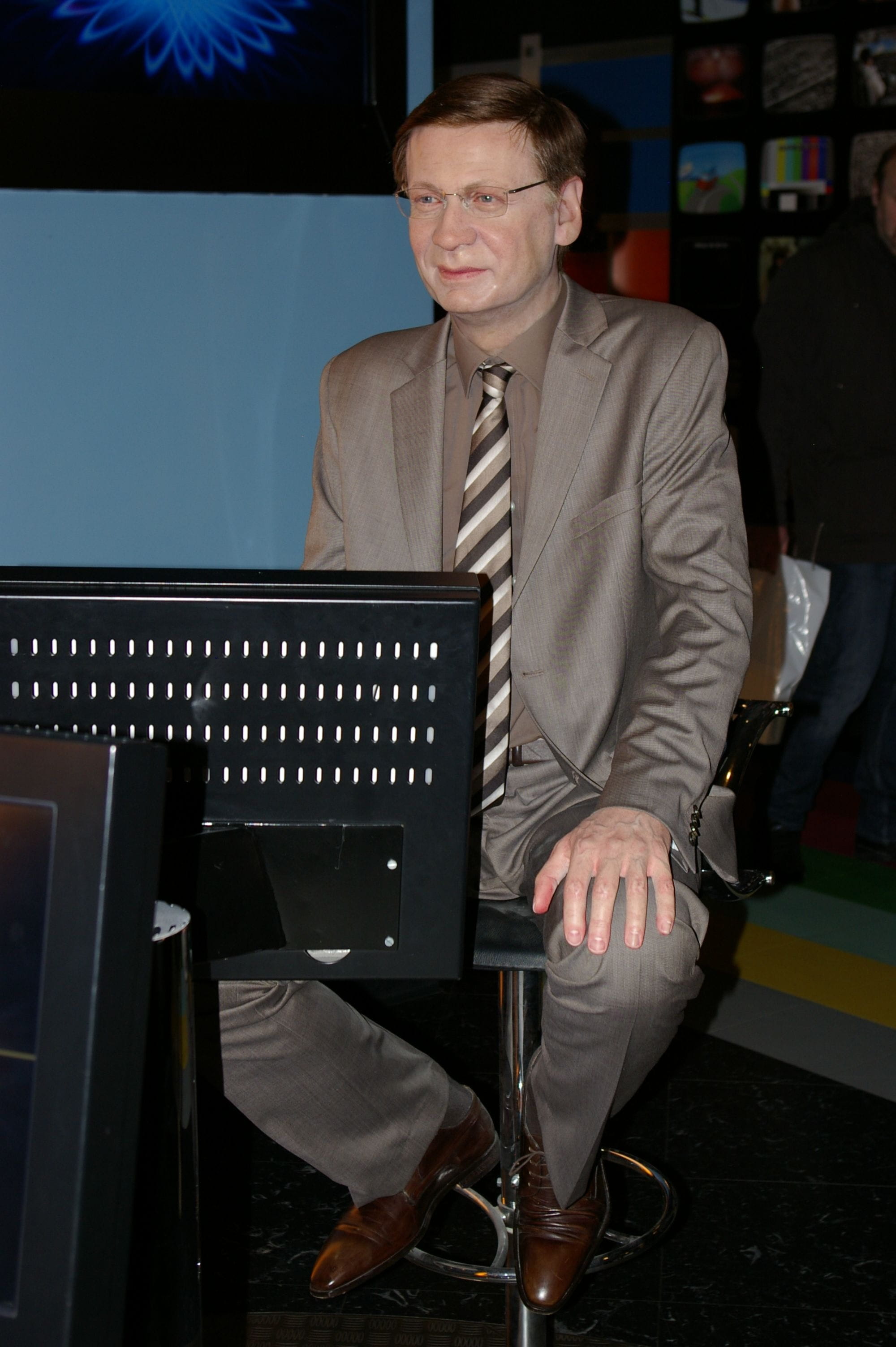 real people, museum, only men, indoors, adult, Statue, günter jauch, suit, adults only, formalwear, full suit, computer, keyboard, madame tussauds, Wax, Phone HD Wallpaper