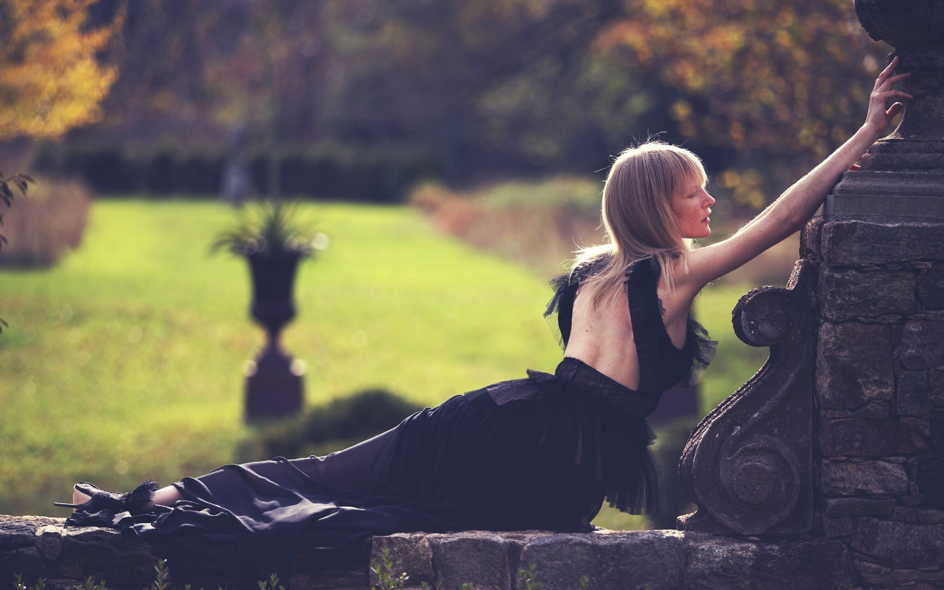 Kirsten Owen, focus on foreground, black dress, hair, 1080P, sitting, lifestyles, real people, hairstyle, full length, sunlight, blond hair, leisure activity, HD Wallpaper
