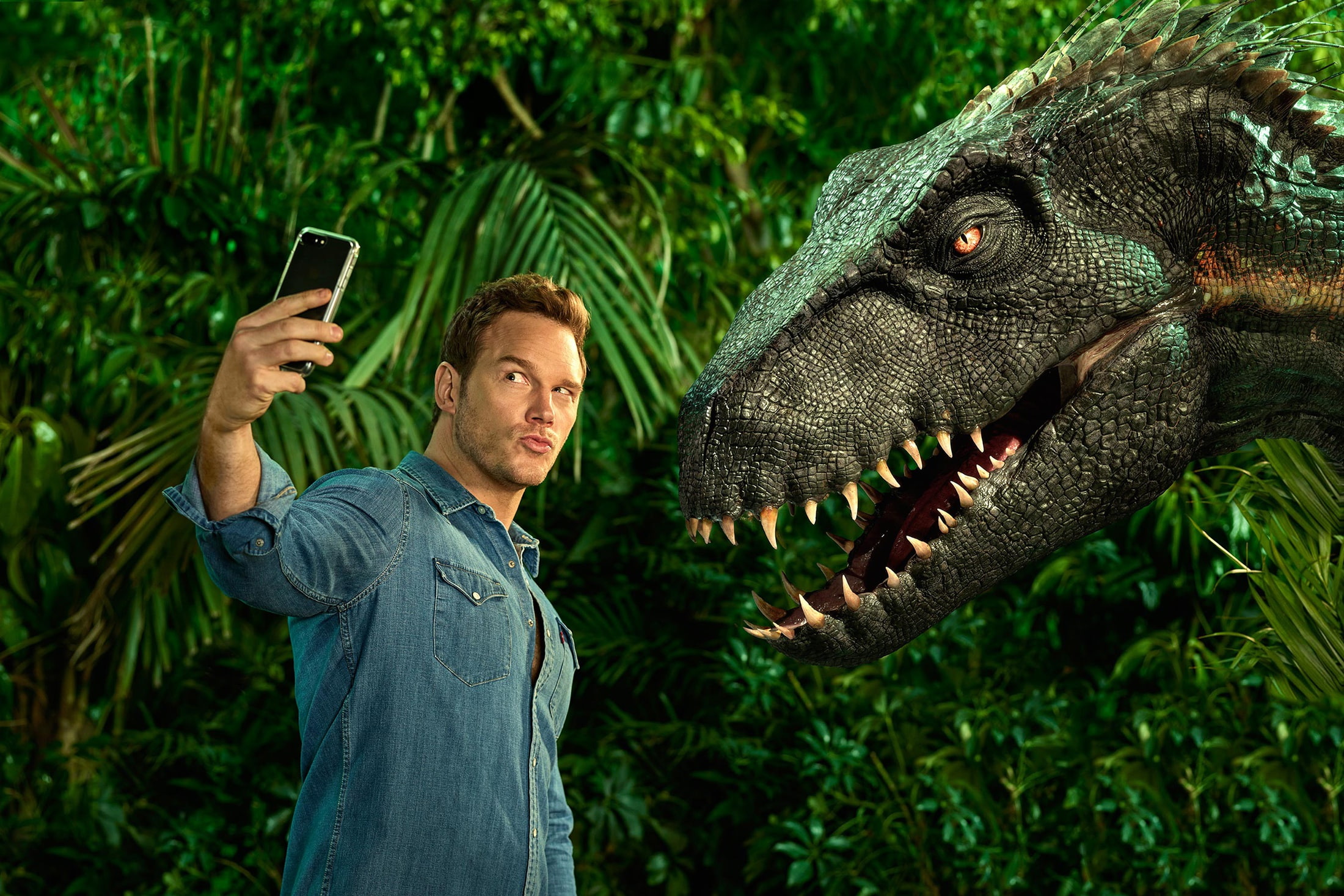 male, phone, Chris Pratt, In Jurassic World Fallen Kingdom, 1080P, dinosaur, HD Wallpaper