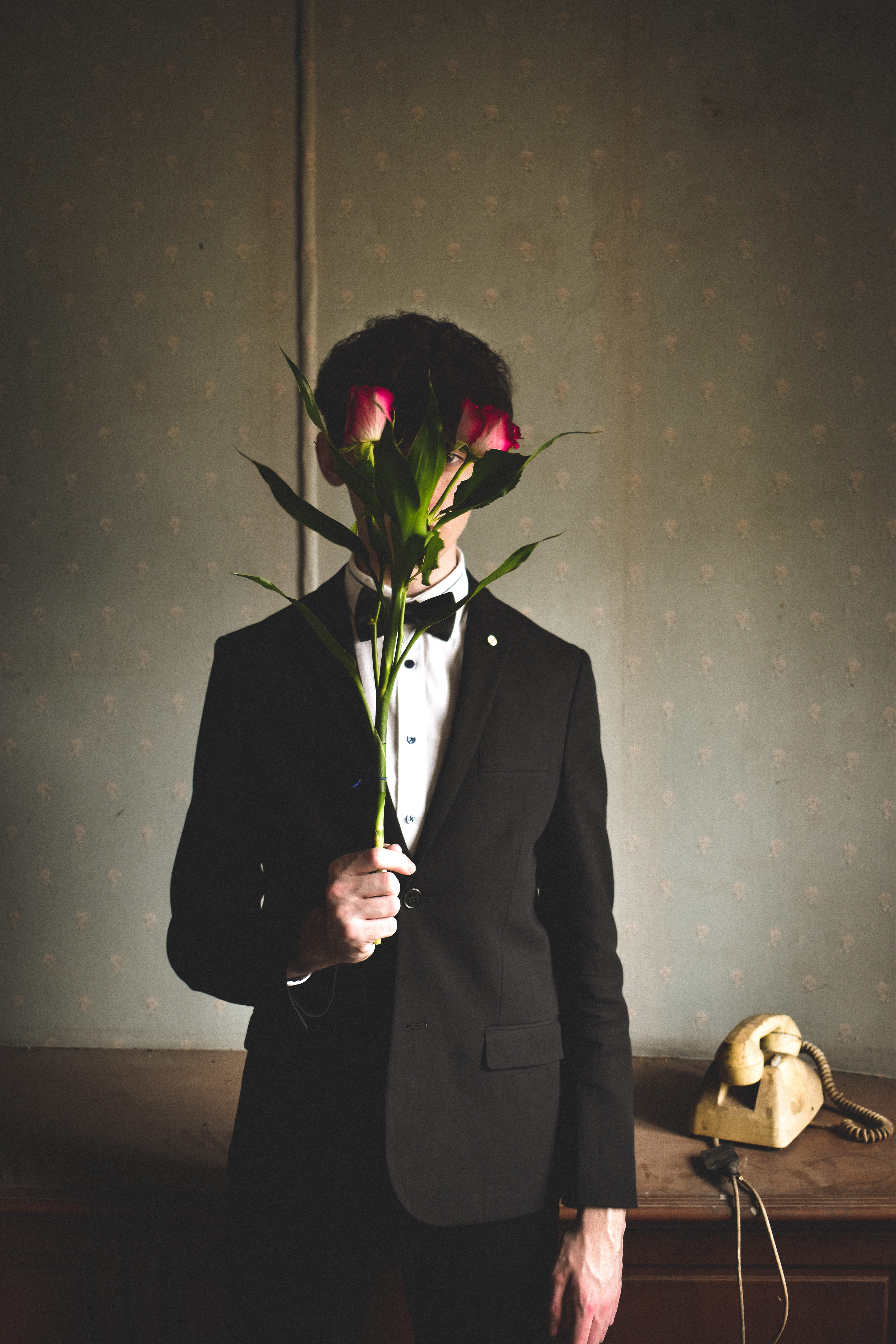dull, beautiful, romance, man, stain, women, unknown, caucasian Ethnicity, horrific, secret, hold, flower, elegance, red, fashion, face, business, people, Phone HD Wallpaper