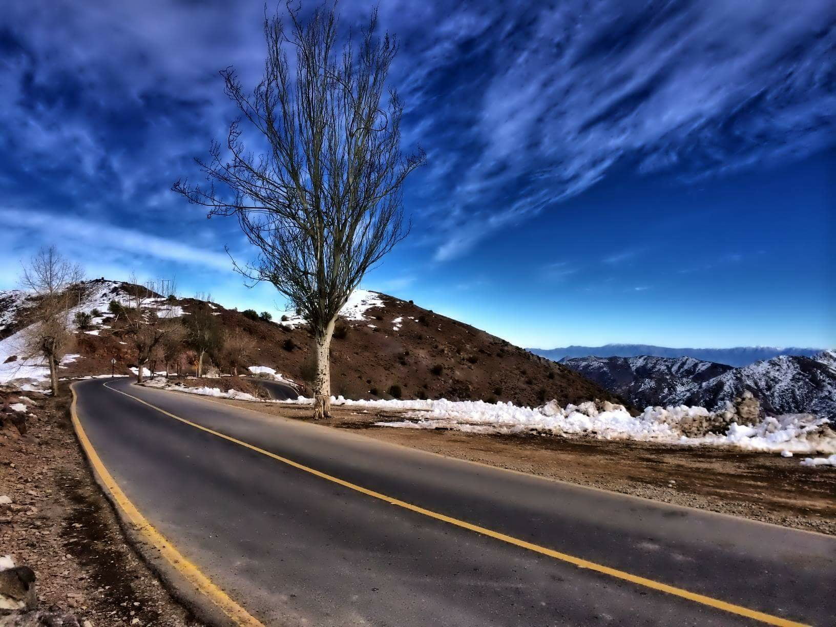 road, estrada, asphalt, highway, white sky, mountain, sky, coated, gray, snow, ubuntu, flickr, rocky, rocky mountains, 720P, winter, landscape, long, lubuntu, HD Wallpaper