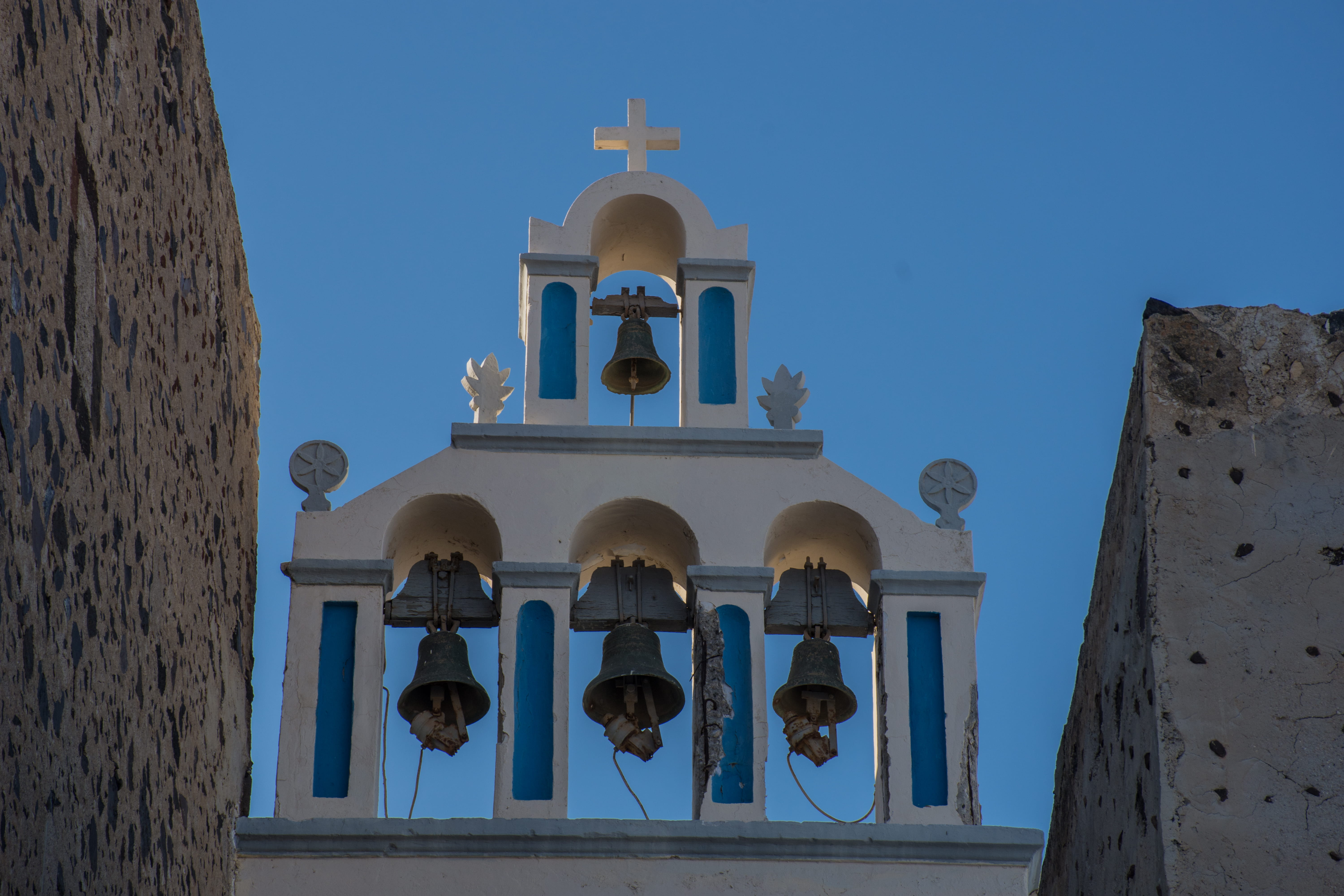 thira, architecture, low angle view, building, built structure, clear sky, day, building exterior, nature, 5K, bell tower, arch, church, spirituality, HD Wallpaper