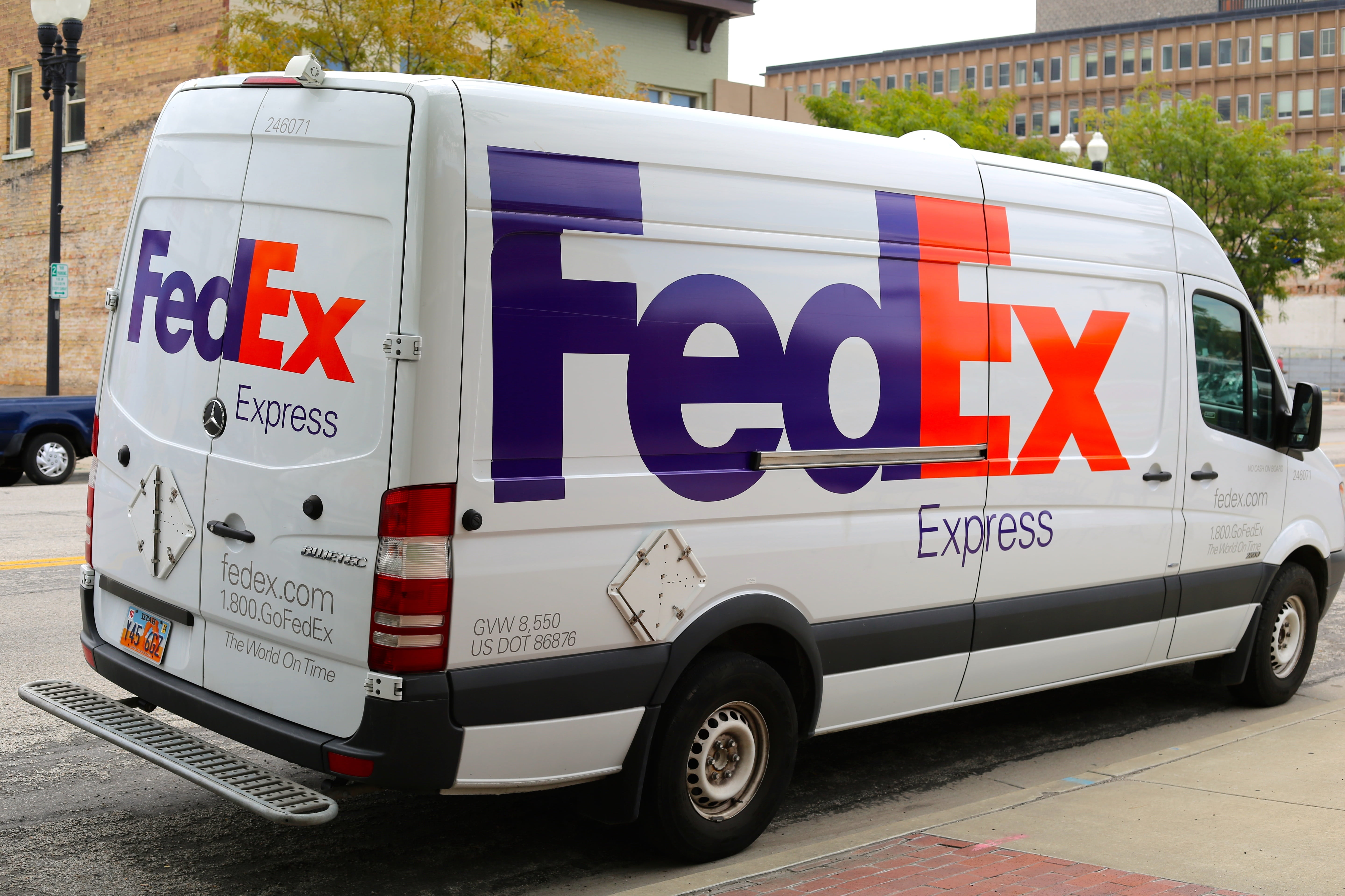 near, sign, text, stationary, city, cargo, capital letter, building exterior, delivery, traffic, white, day, road, automobile, fedex, pickup, roadside, HD Wallpaper