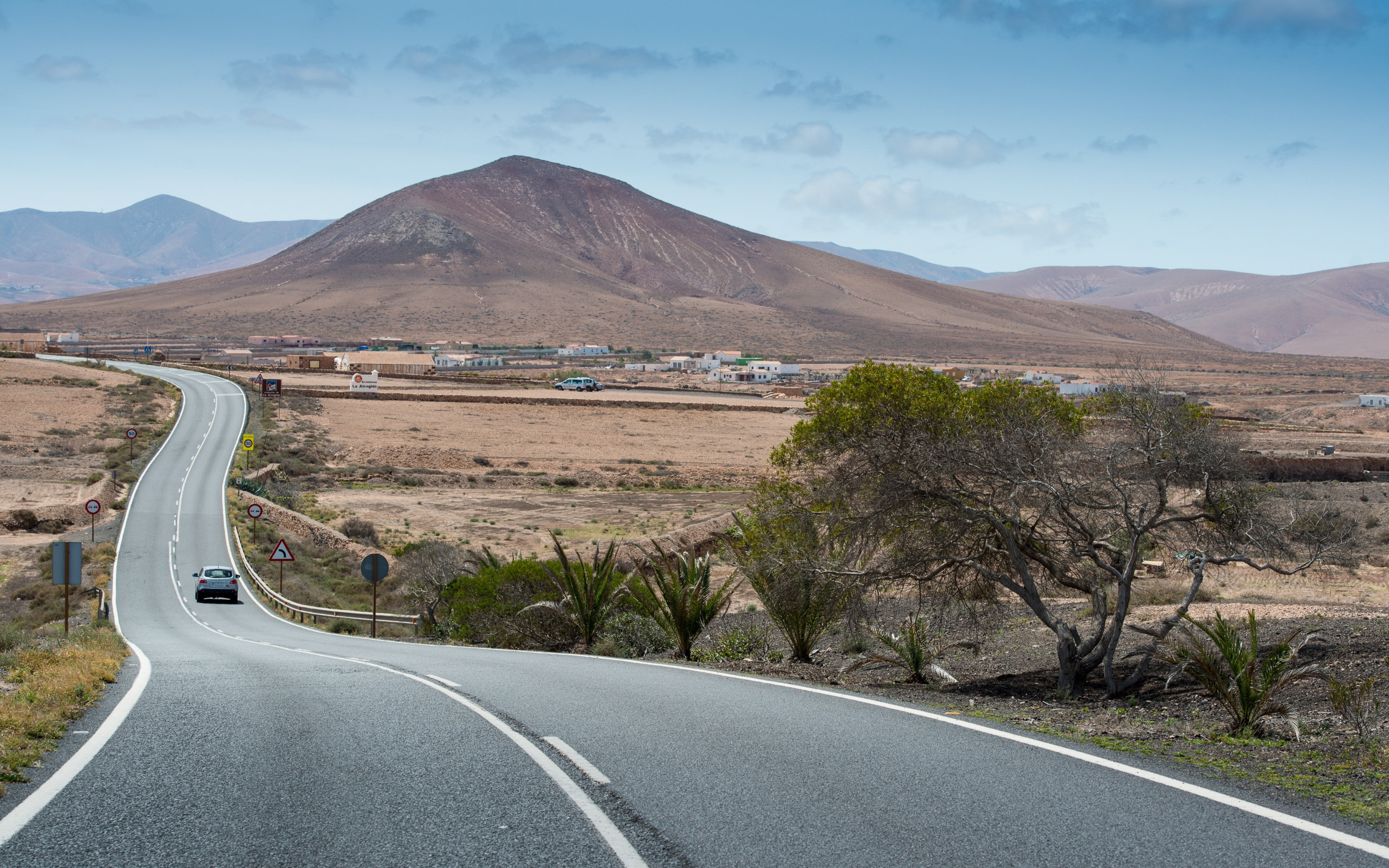 highway backgrounds, 4K, Download 3840x2400 fuerteventura, fuerteventura, marking, road, HD Wallpaper