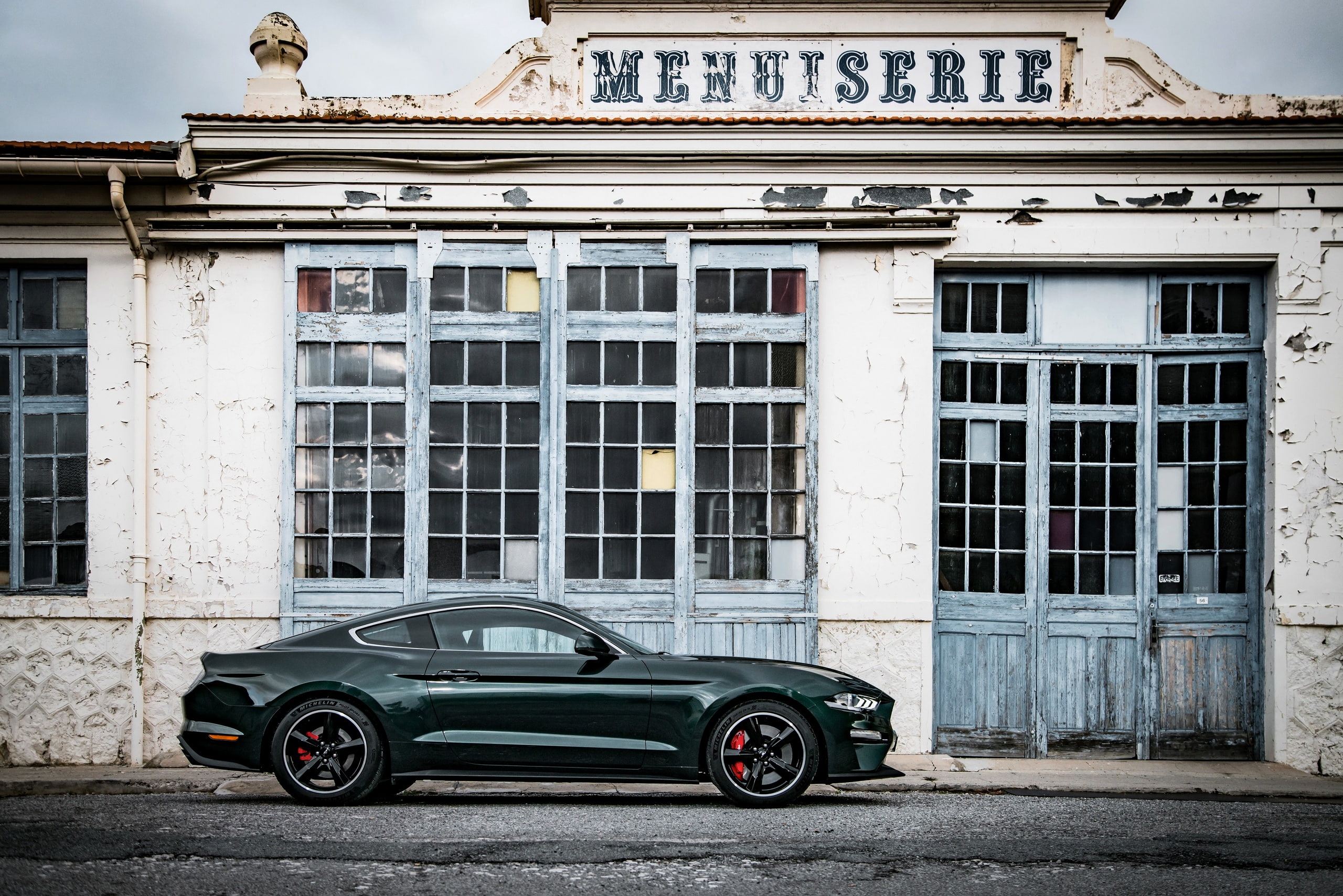 the building, 460 HP, 2018, Ford, fastback, V8, 2K, 5.0 L., Parking, Mustang Bullitt, HD Wallpaper