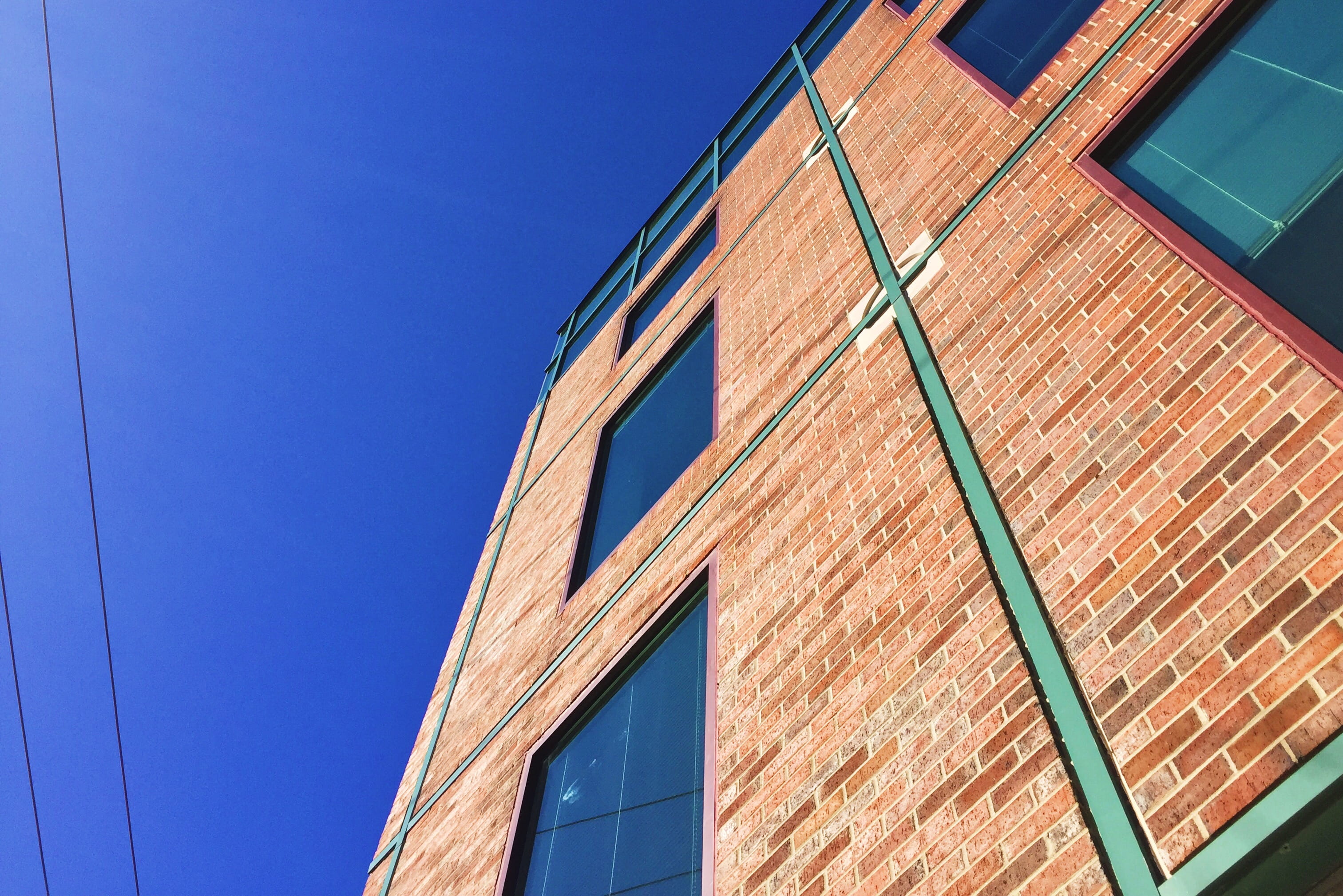 office building exterior, building, apartment, united states, low angle view, modern, built structure, residential district, city, blue, nature, sunlight, HD Wallpaper