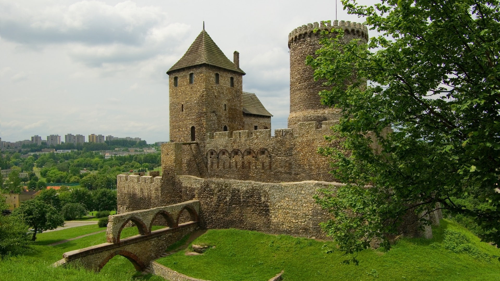 no people, green color, fort, tower, building, clouds, plant, architecture, day, arch, nature, town, hills, old building, castle, trees, grass, old, the past, HD Wallpaper