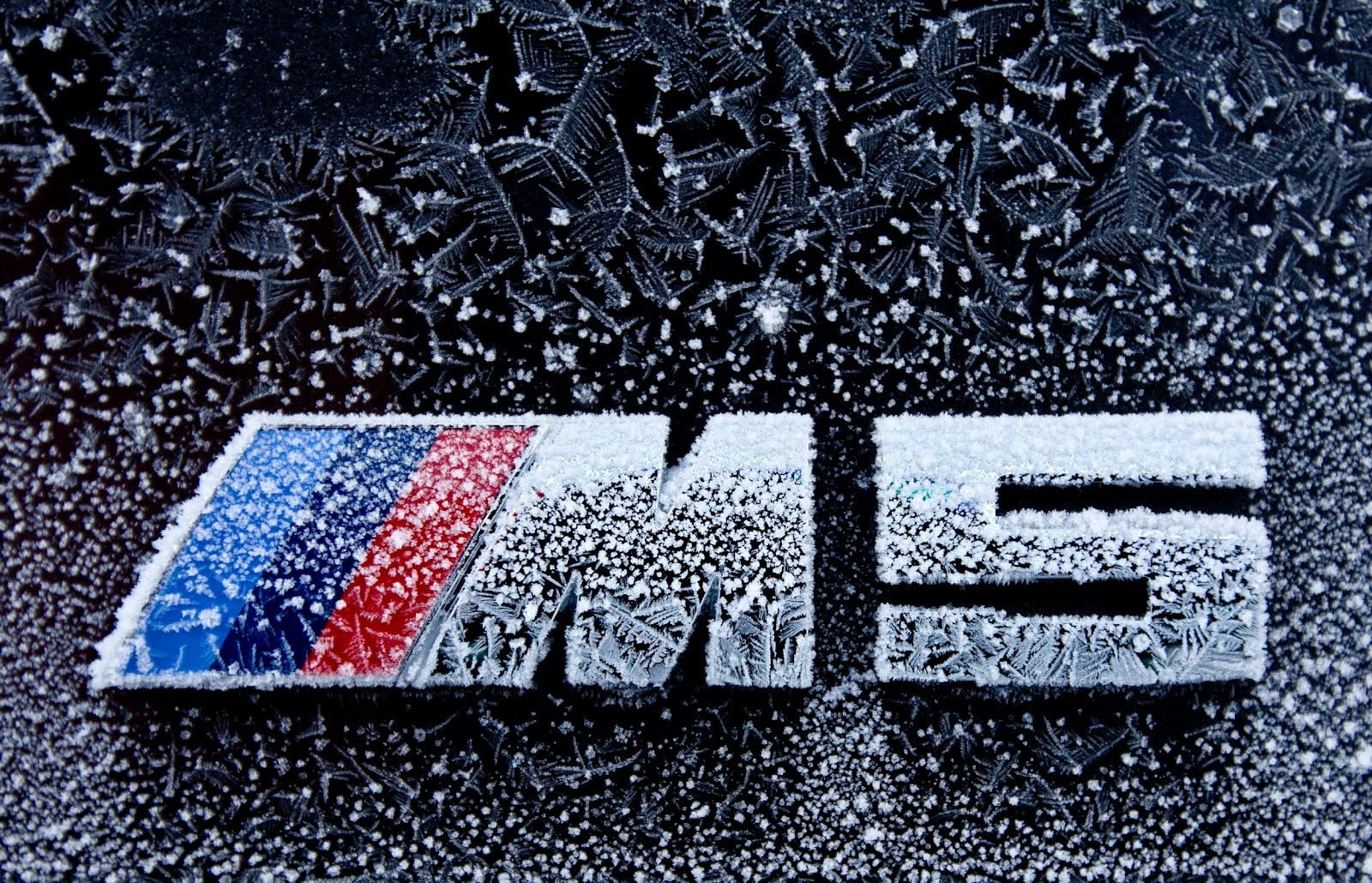 sign, day, motor vehicle, mode of transportation, snowing, snow, car, city, m, no people, winter, illustration, black background, black color, emblem, transportation, HD Wallpaper