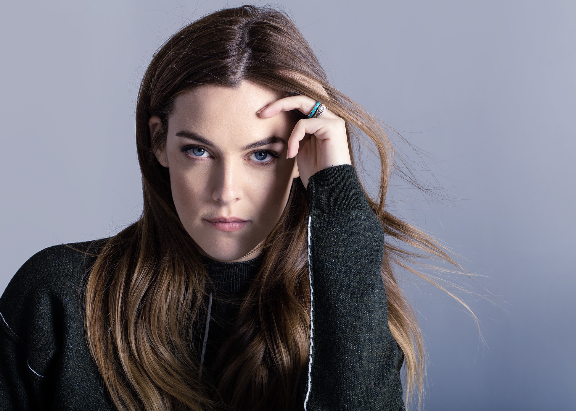 looking at viewer, simple background, blue eyes, brunette, actress, 1080P, Riley Keough, long hair, HD Wallpaper