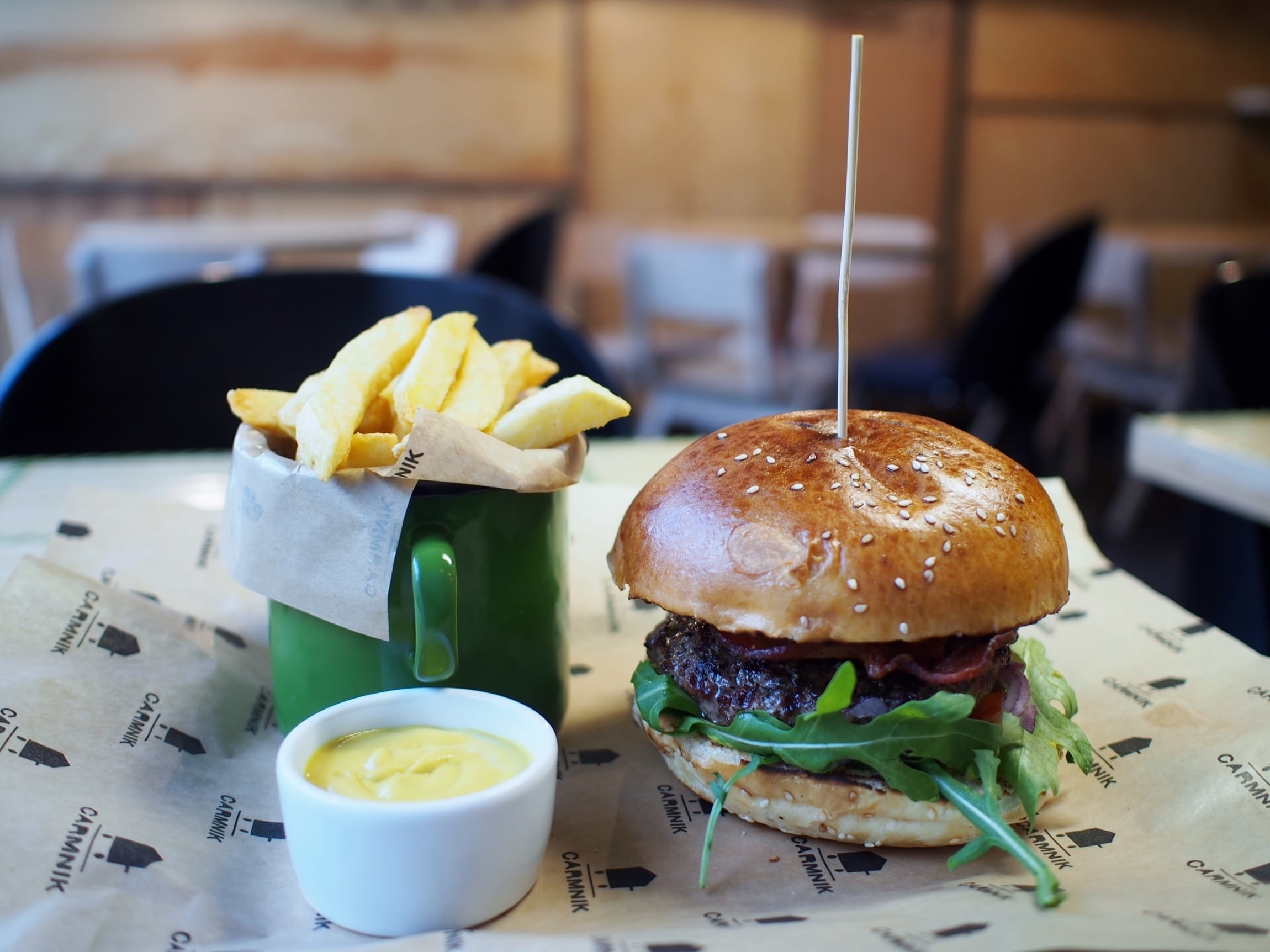 tomato, bistro, lunch, vegetable, meat, snack, freshness, no people, table, tasty, take out food, indoors, restaurant, bun, close-up, french fries, unhealthy eating, HD Wallpaper